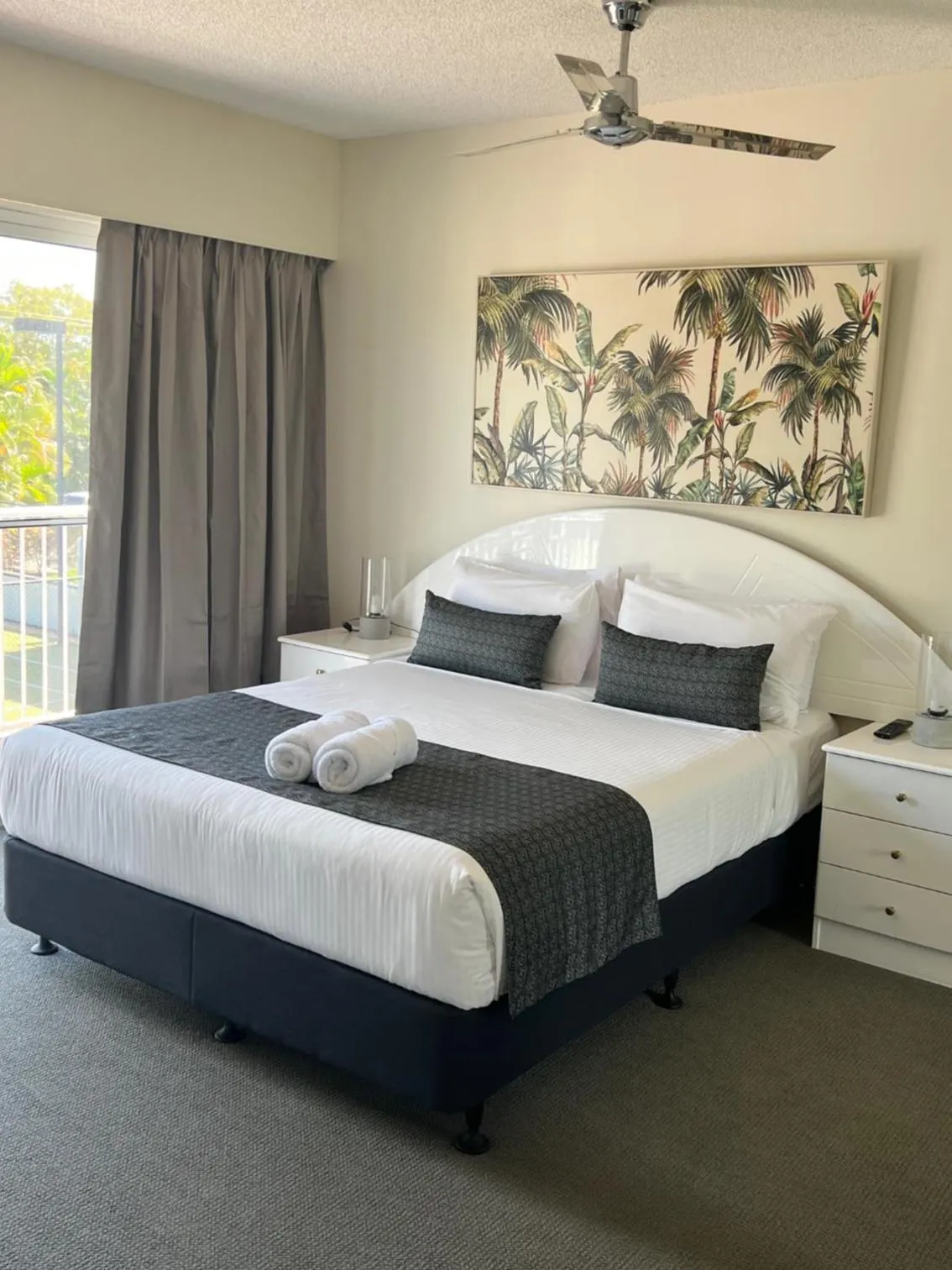 Bedroom, Bed in White Crest Apartments