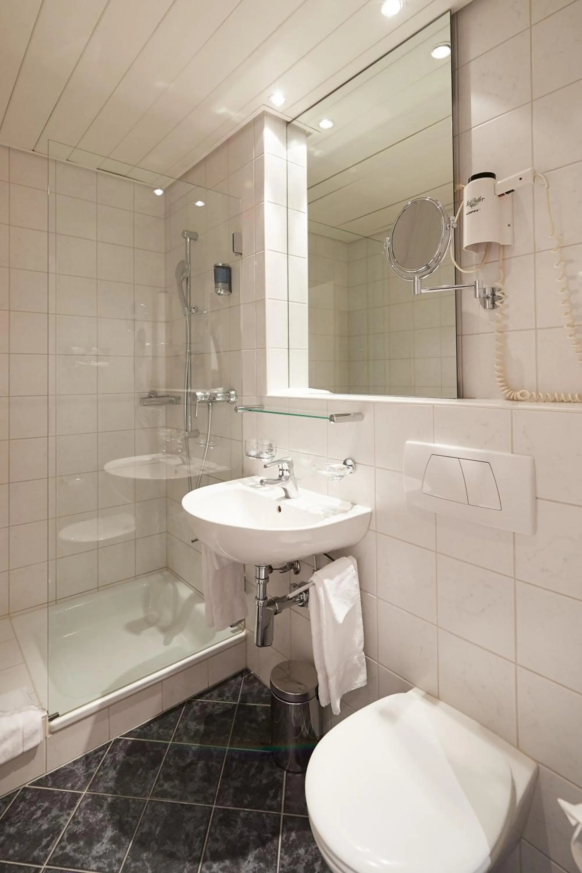 Shower in Hotel Restaurant zum goldenen Kopf