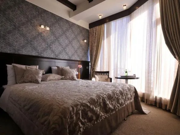 Shower, Bed in Riviera Hotel