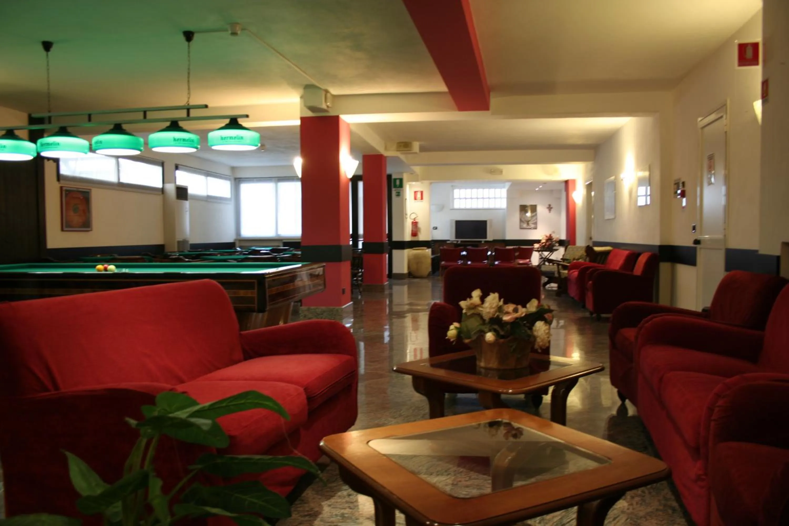 Communal lounge/ TV room in Hotel Garden