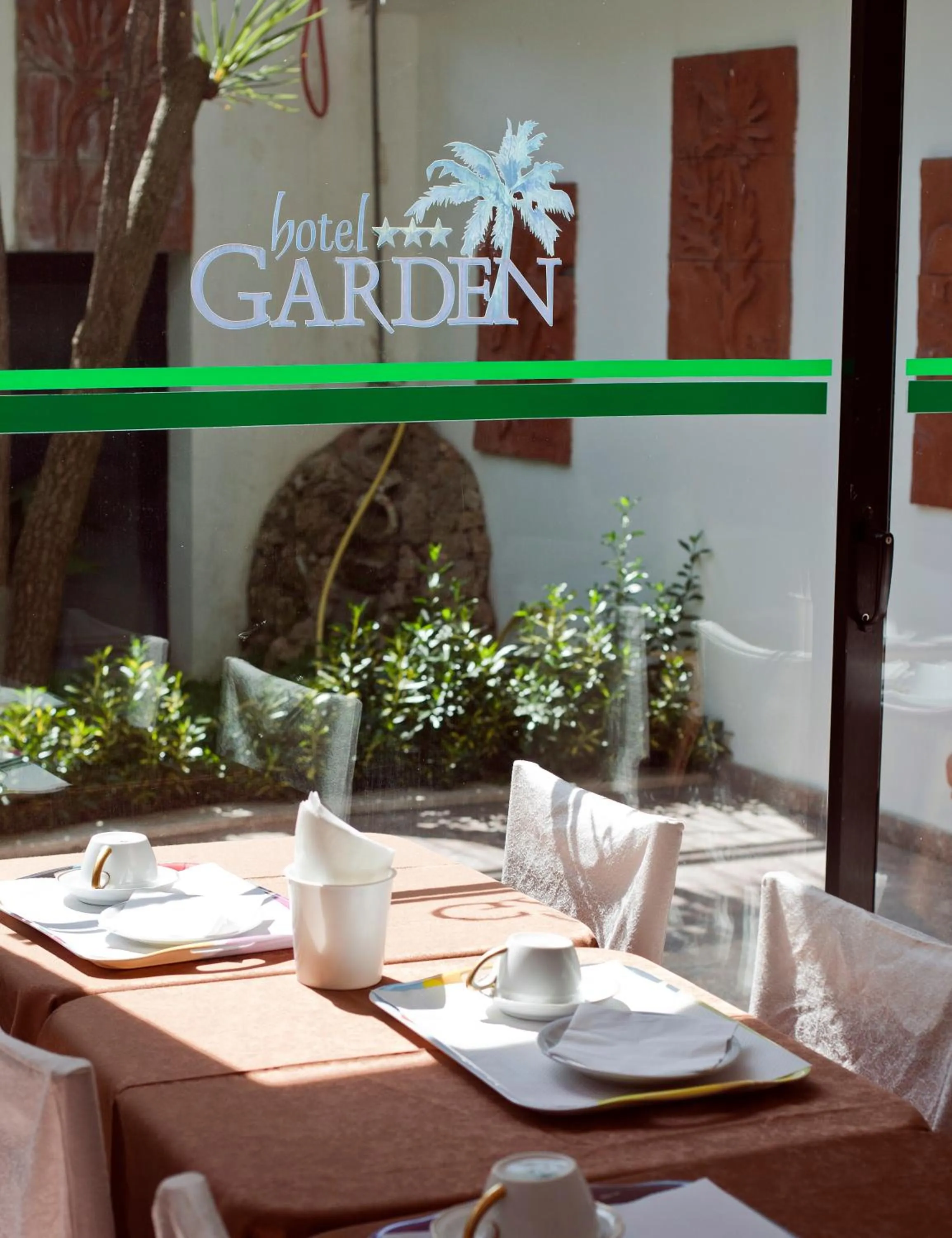 Restaurant/places to eat in Hotel Garden