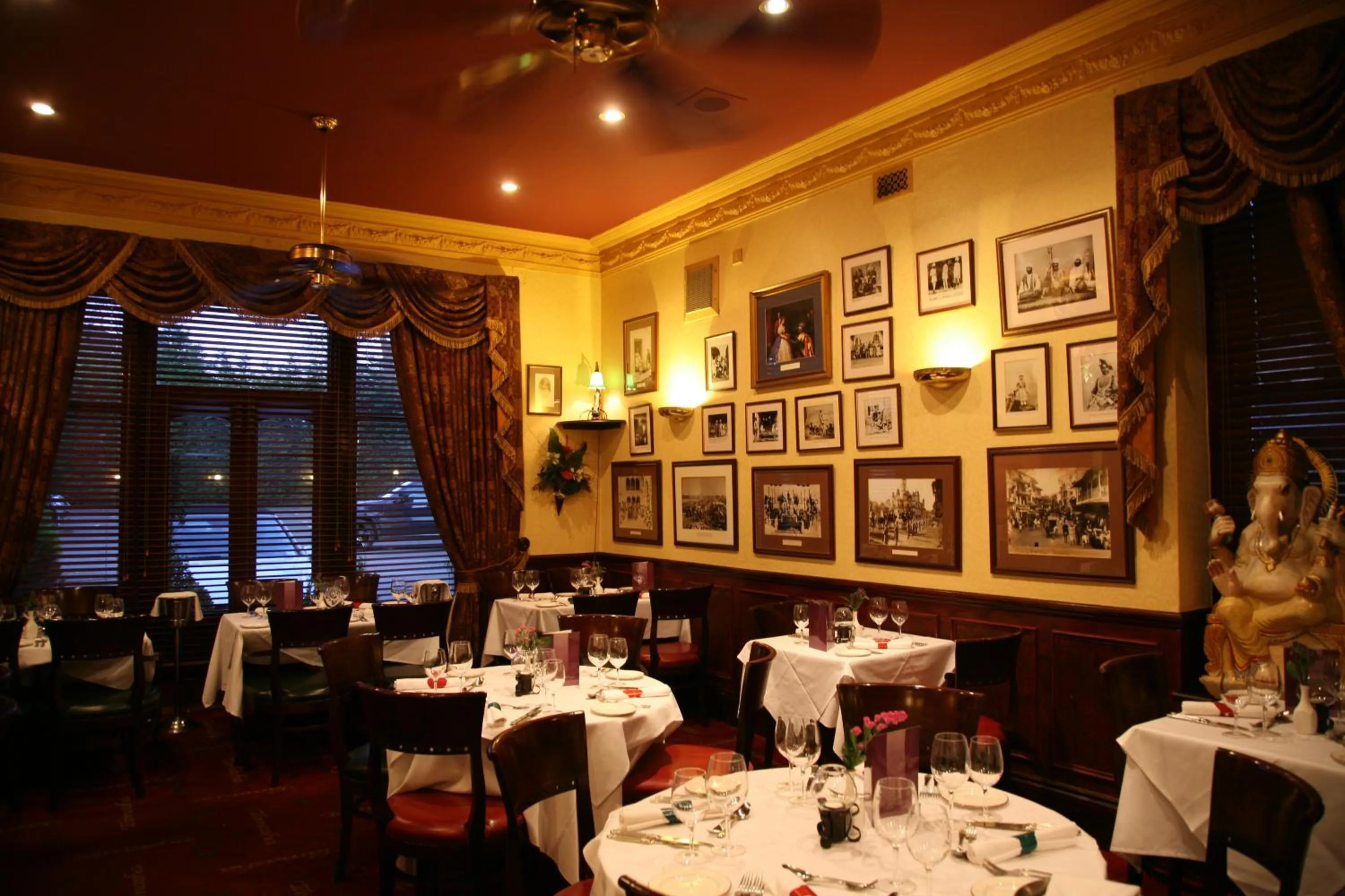 Restaurant/places to eat in Tamasha Hotel