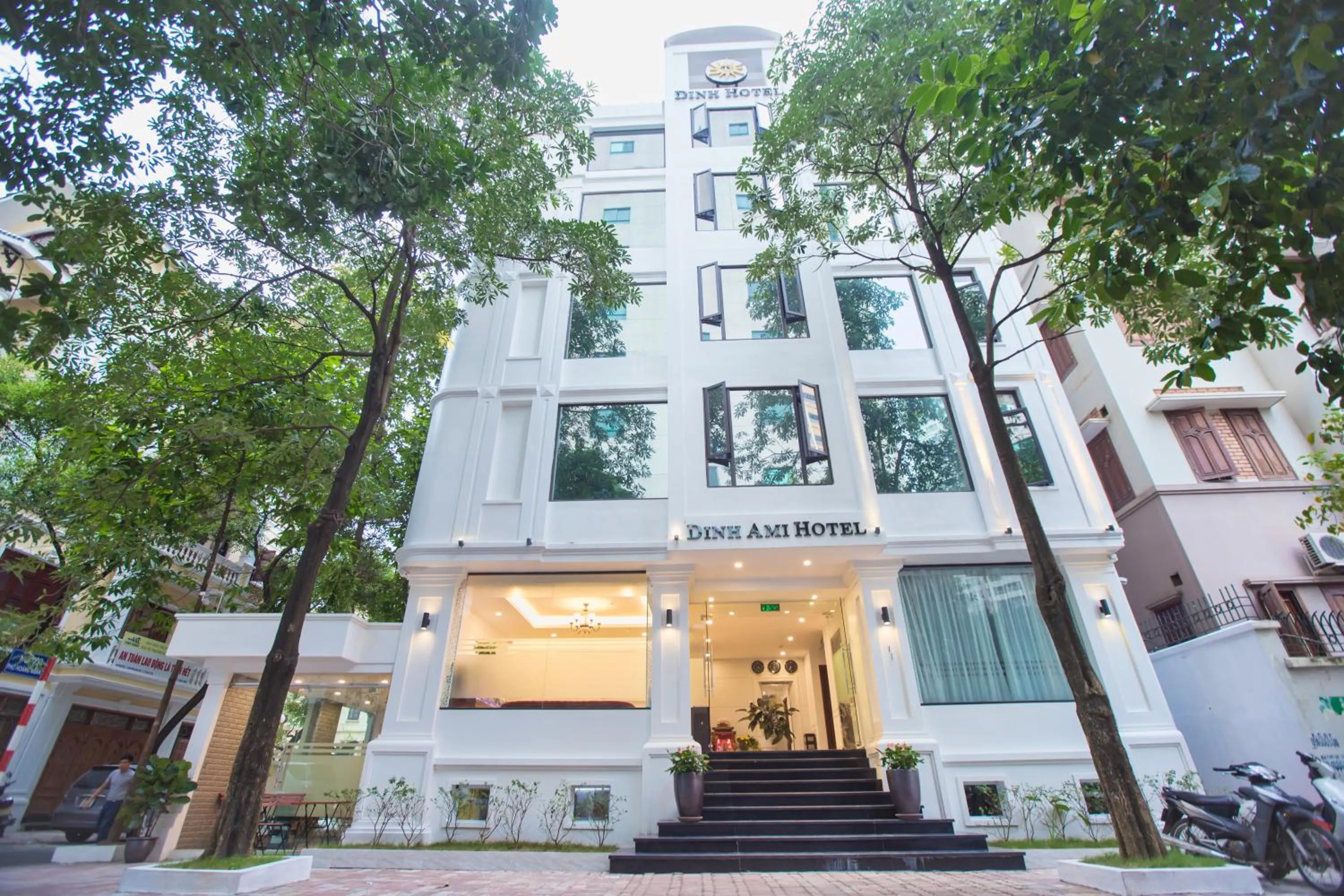 Shower in Dinh Ami Hanoi Hotel