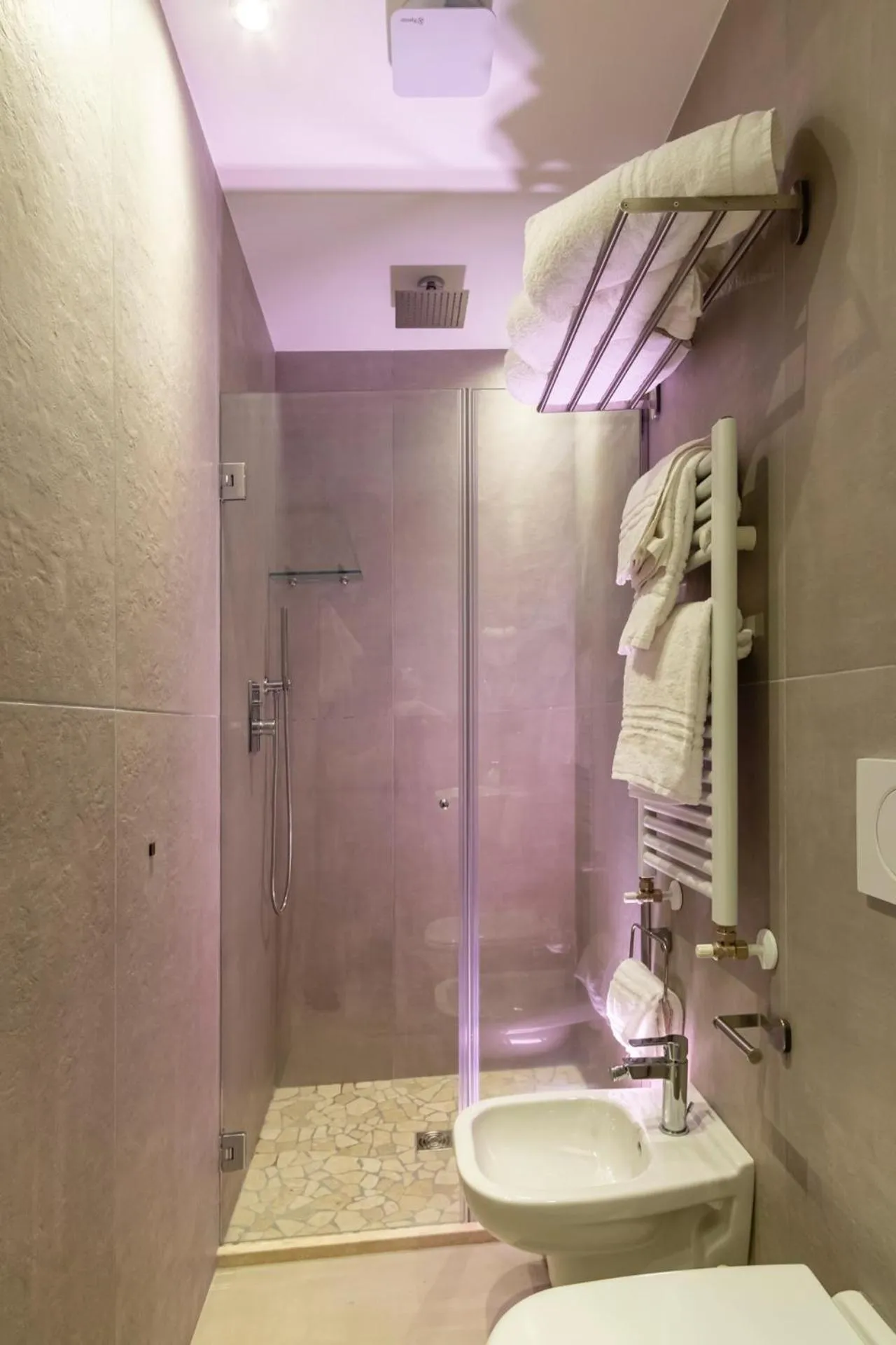 Shower in Hotel Mocambo Riccione CENTRALISSIMO AL MARE