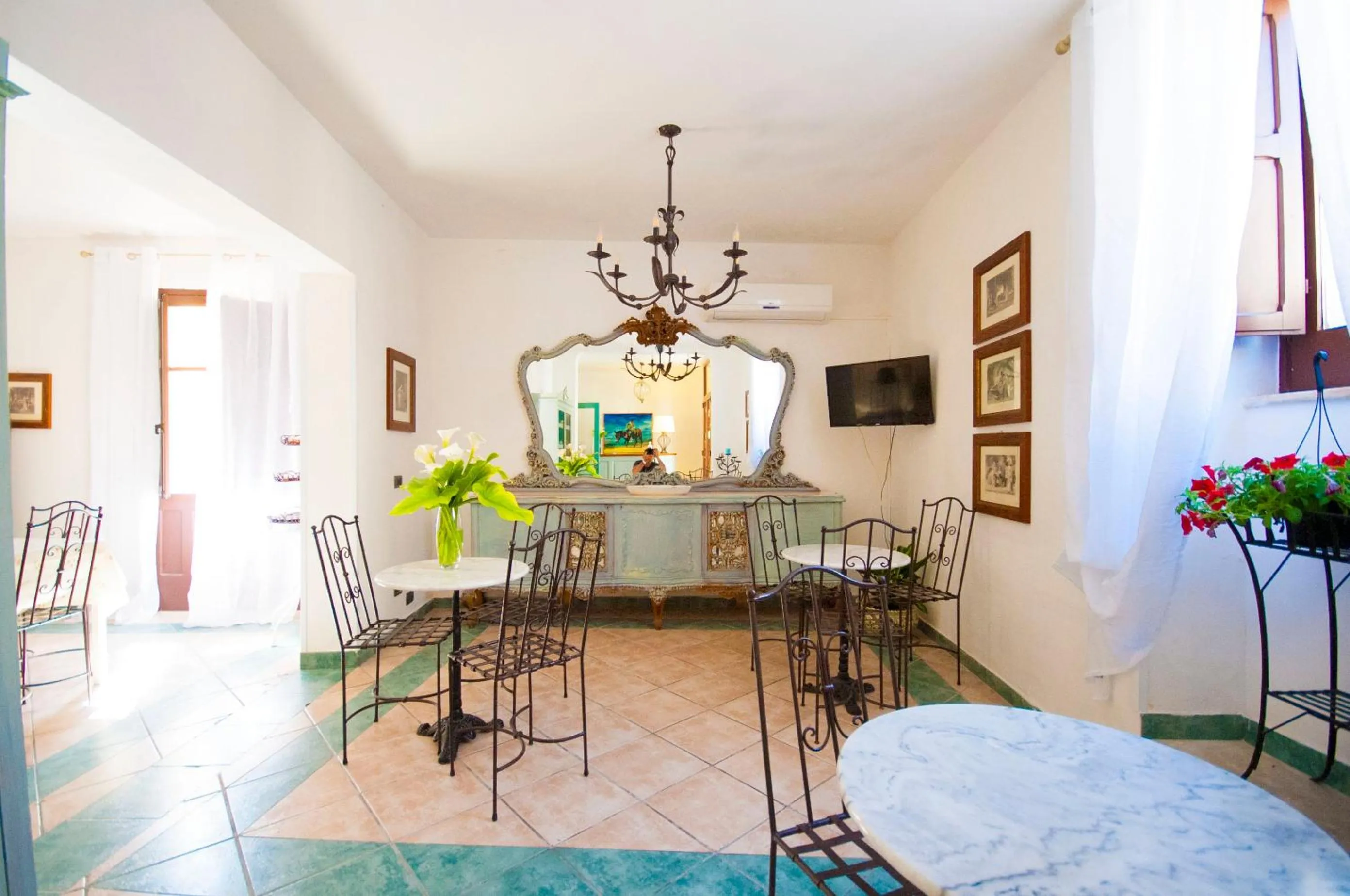 Communal lounge/ TV room in Albergo La Fontanella