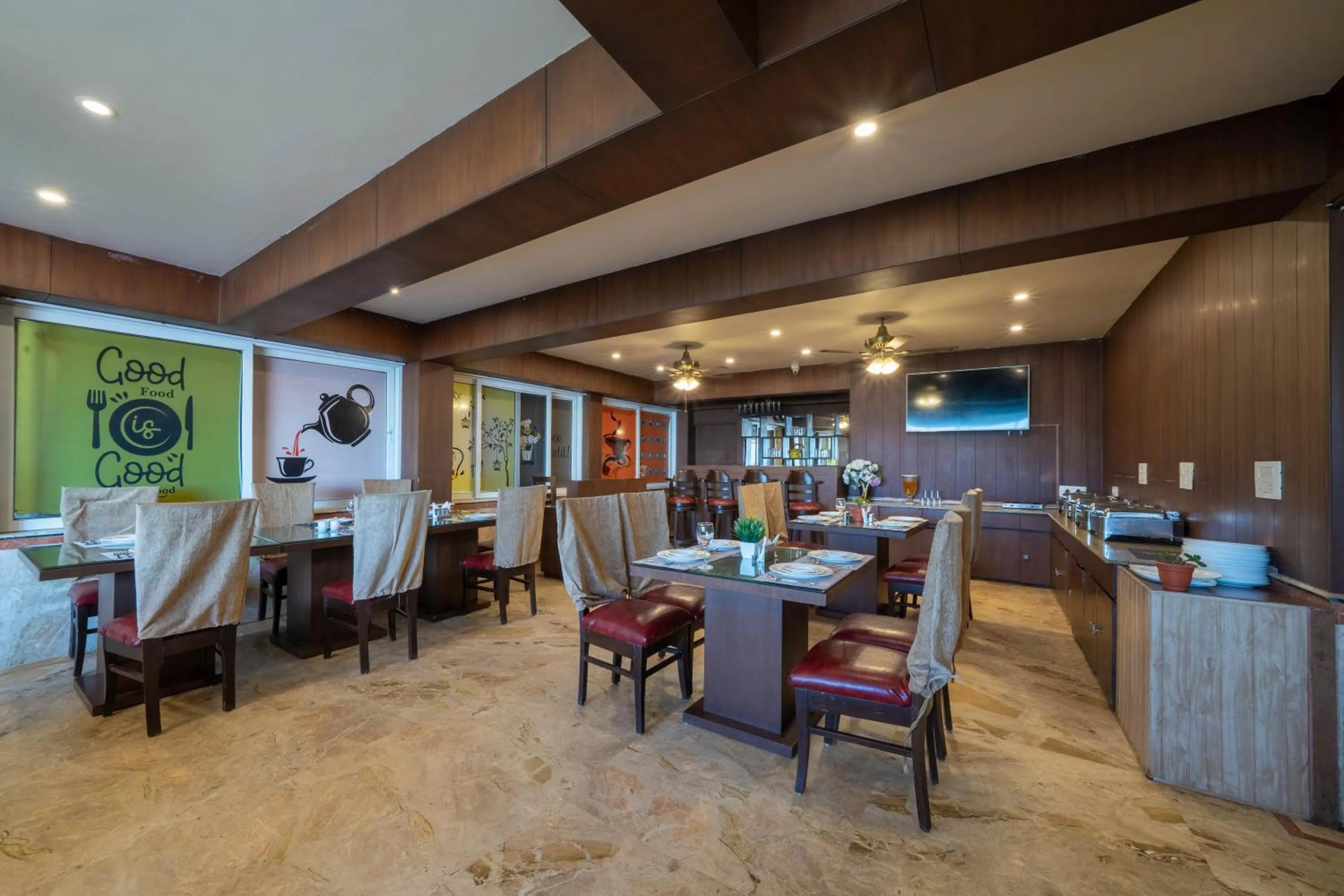 Restaurant/places to eat in Perfectstayz Premium The Pride at mall road