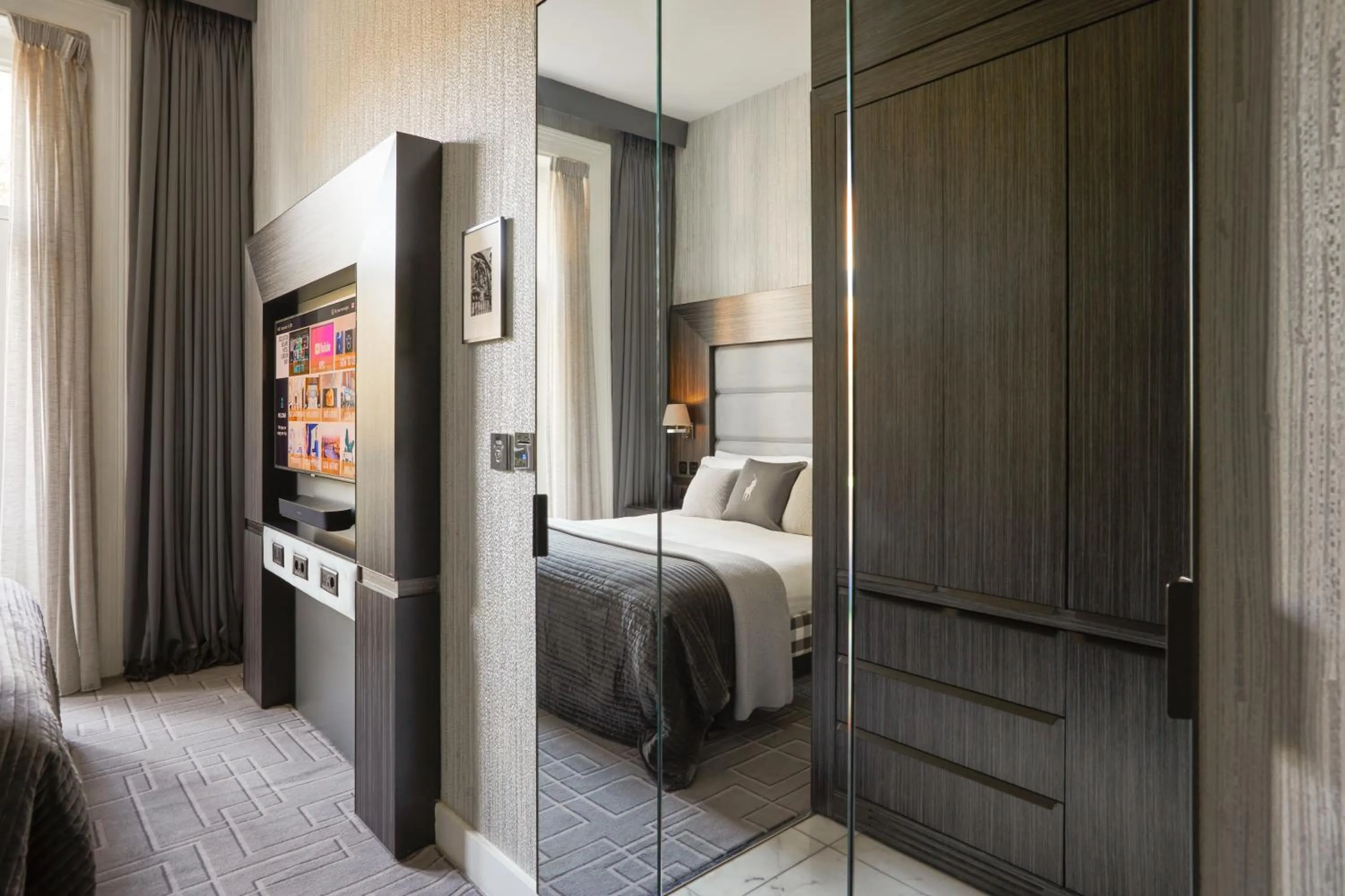 Bedroom, Bed in Eccleston Square Hotel