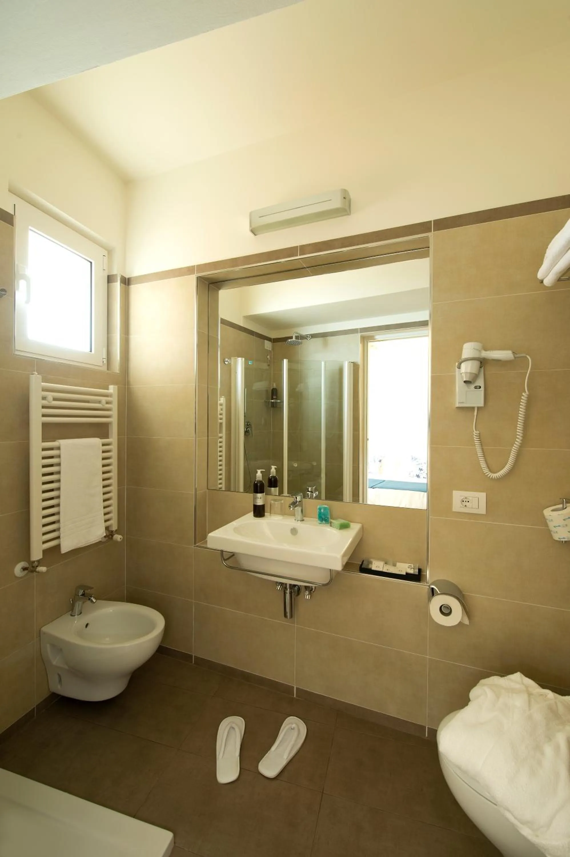 Bathroom in UNA HOTELS Imperial Beach Hotel