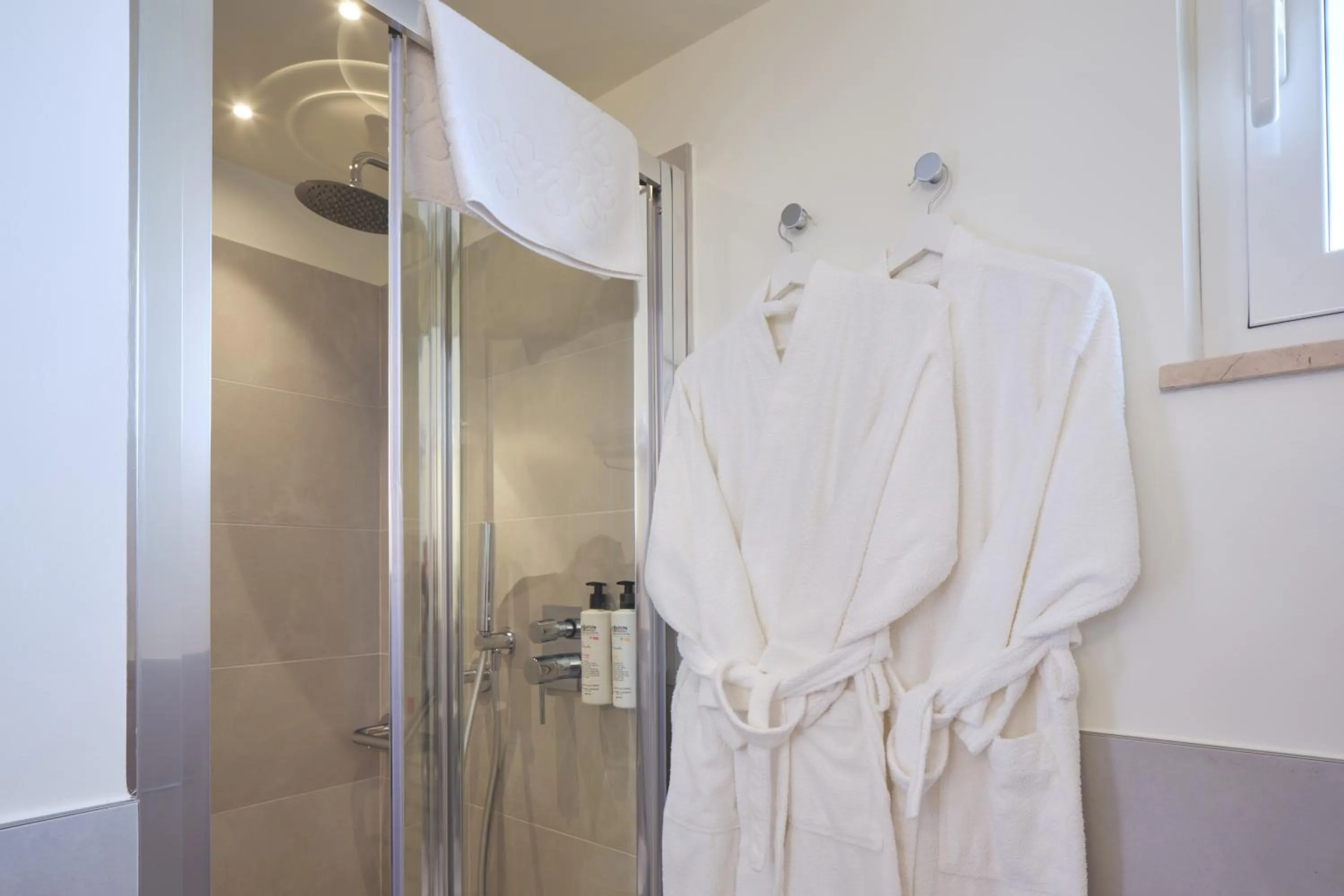 Shower in UNA HOTELS Imperial Beach Hotel