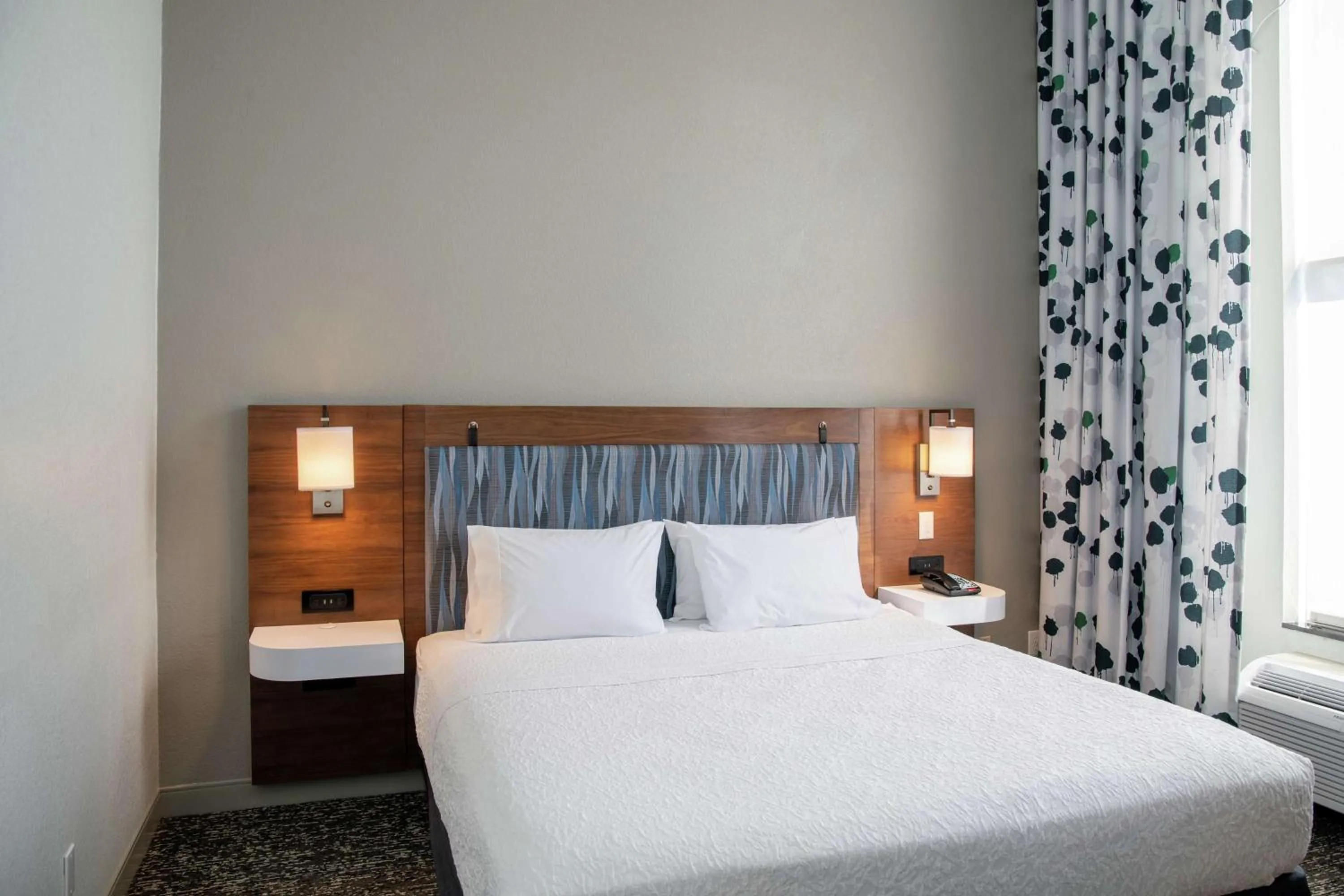 Bed in Hampton Inn & Suites Sherman Oaks