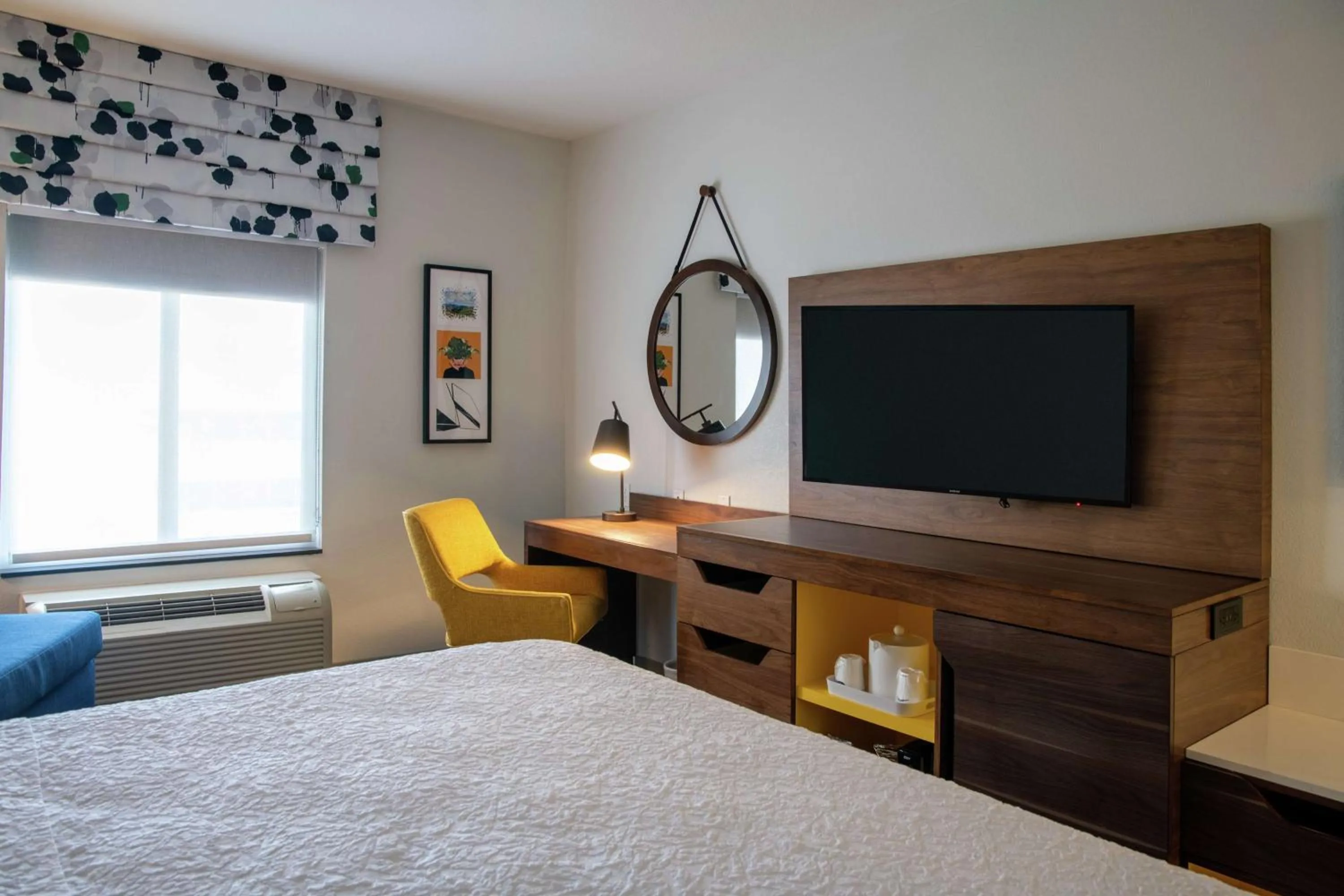 Bedroom, Bed in Hampton Inn & Suites Sherman Oaks