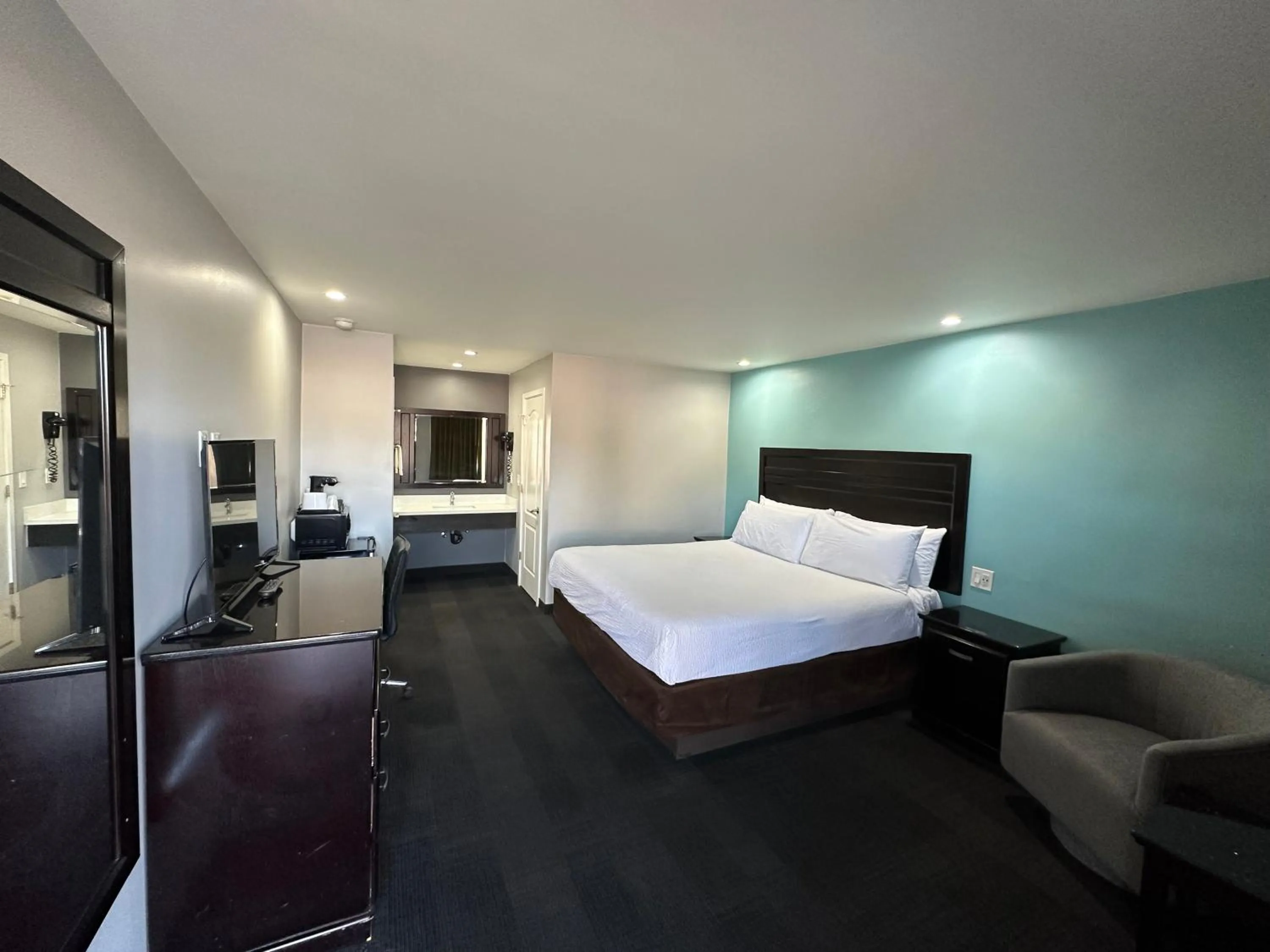 Bed in Sunset Inn Lake Oroville