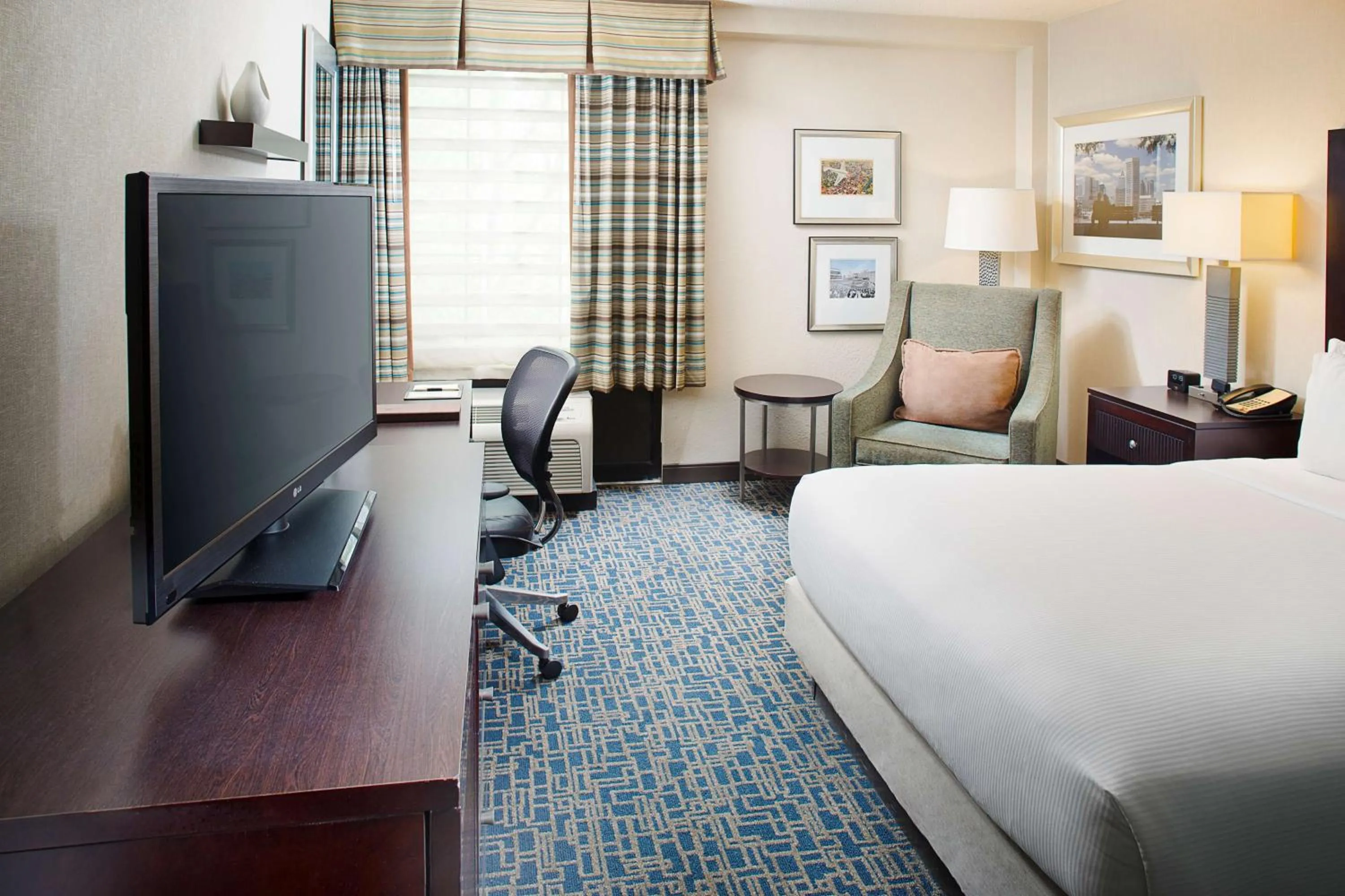 Living room, Bed in DoubleTree by Hilton Baltimore - BWI Airport