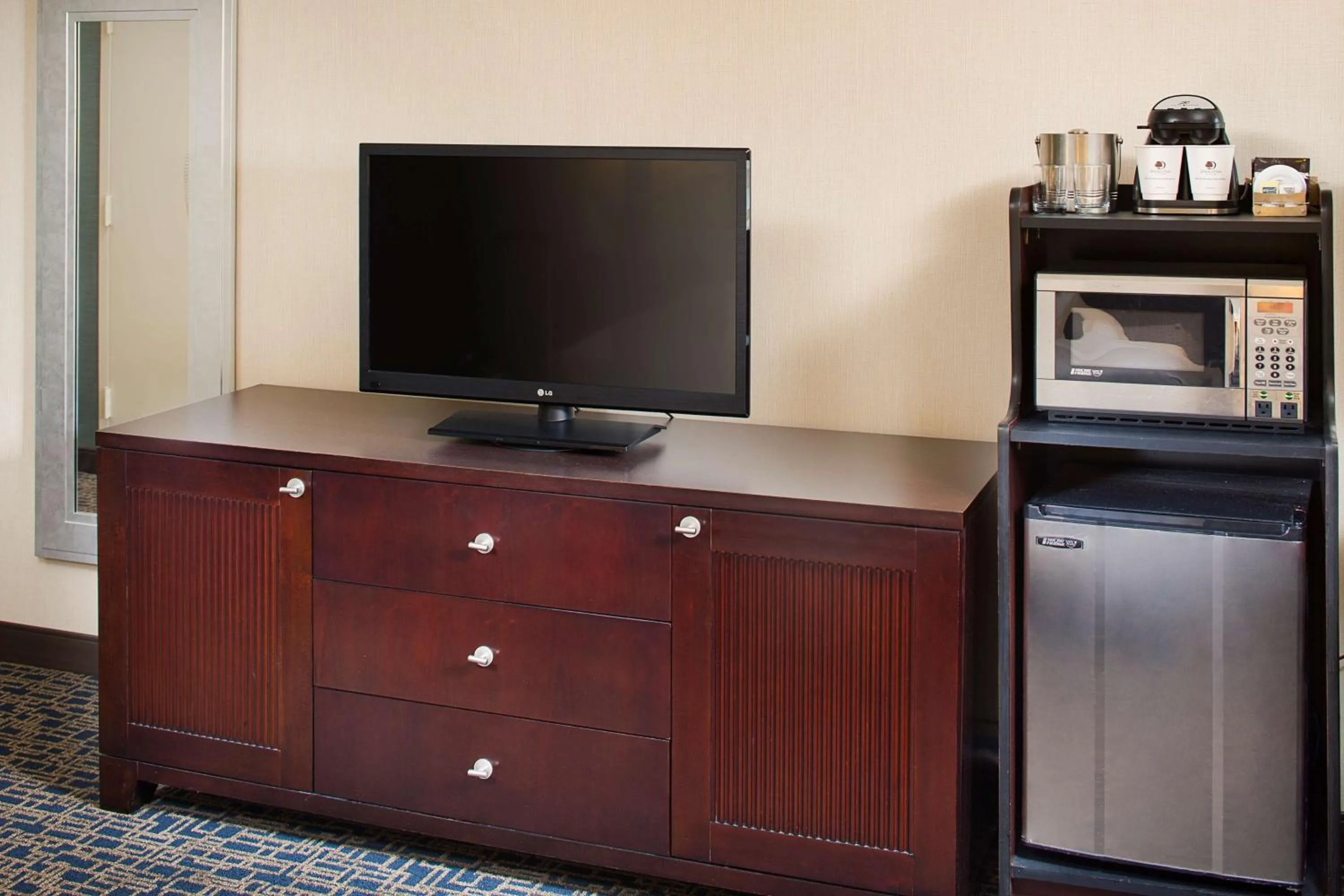 Kitchen or kitchenette in DoubleTree by Hilton Baltimore - BWI Airport