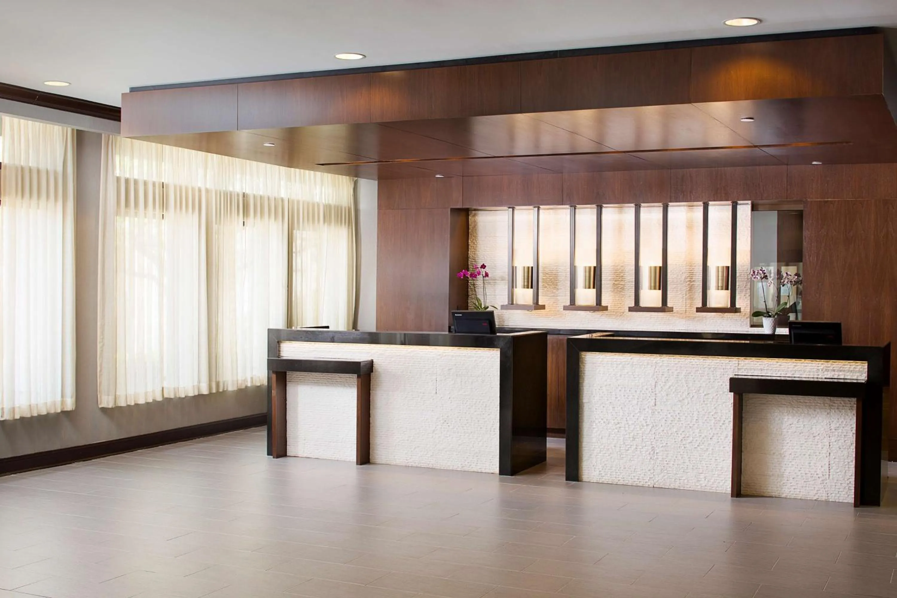 Lobby or reception in DoubleTree by Hilton Baltimore - BWI Airport