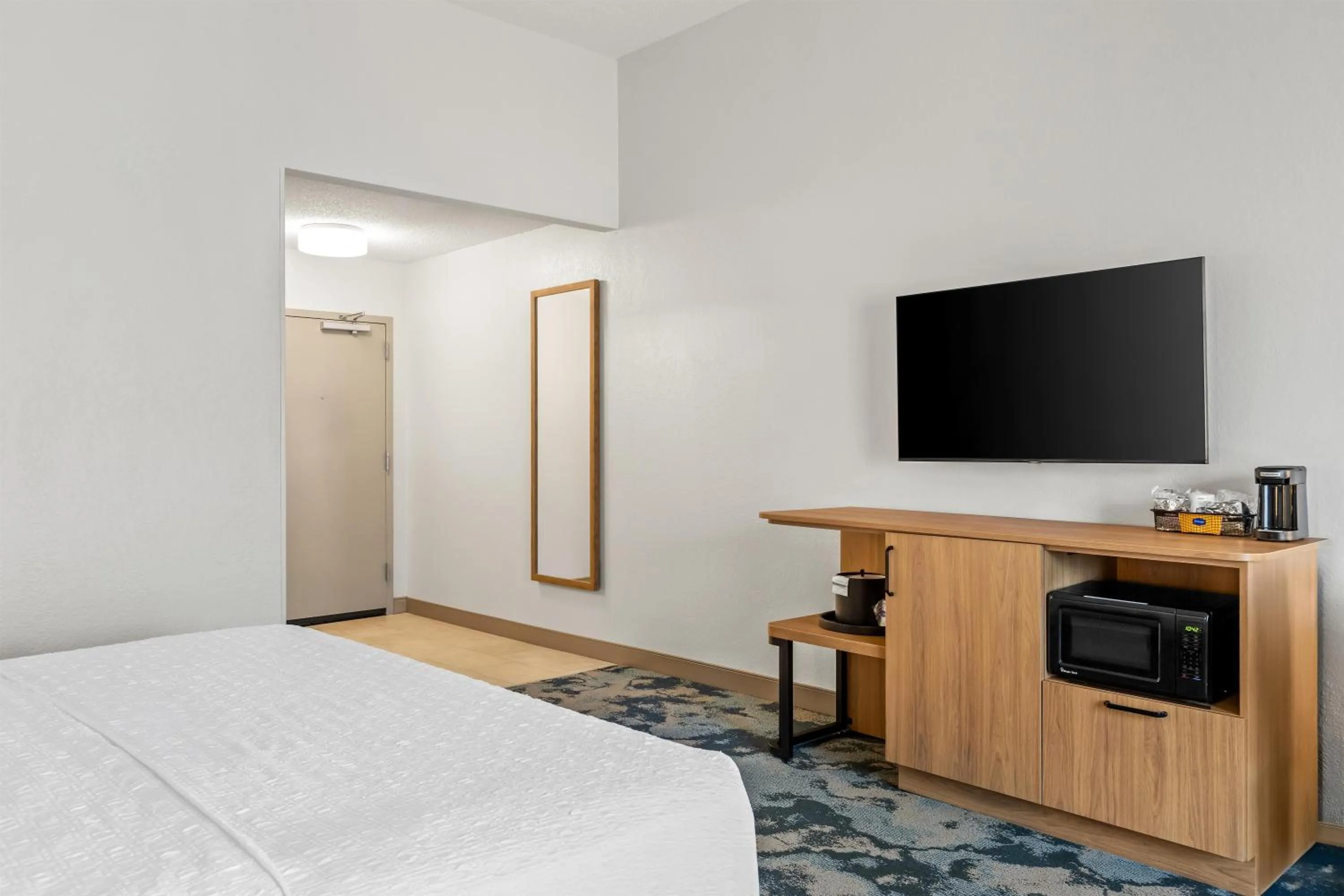 Photo of the whole room, Bed in Hampton Inn Carrollton