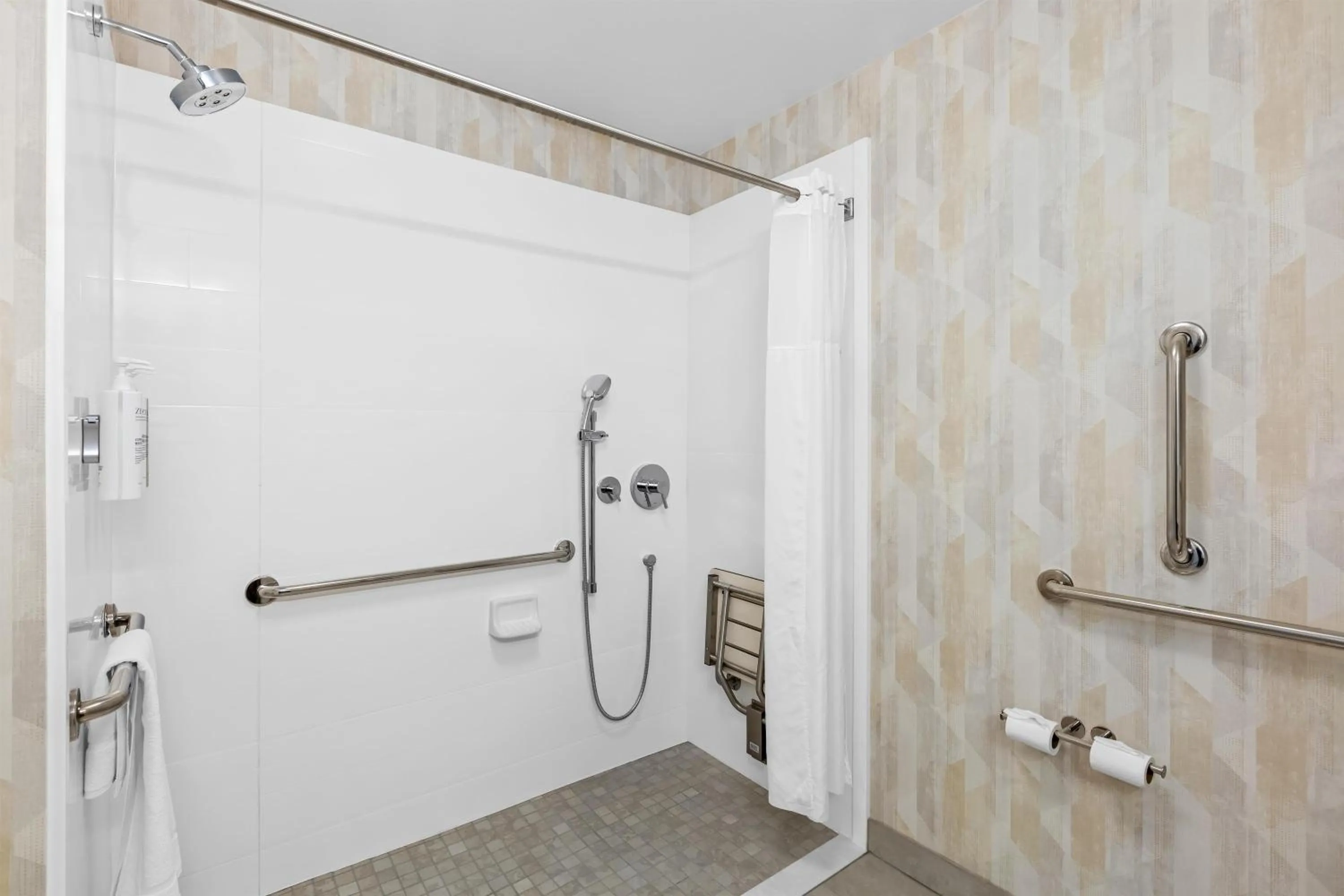 Bathroom in Hampton Inn Carrollton