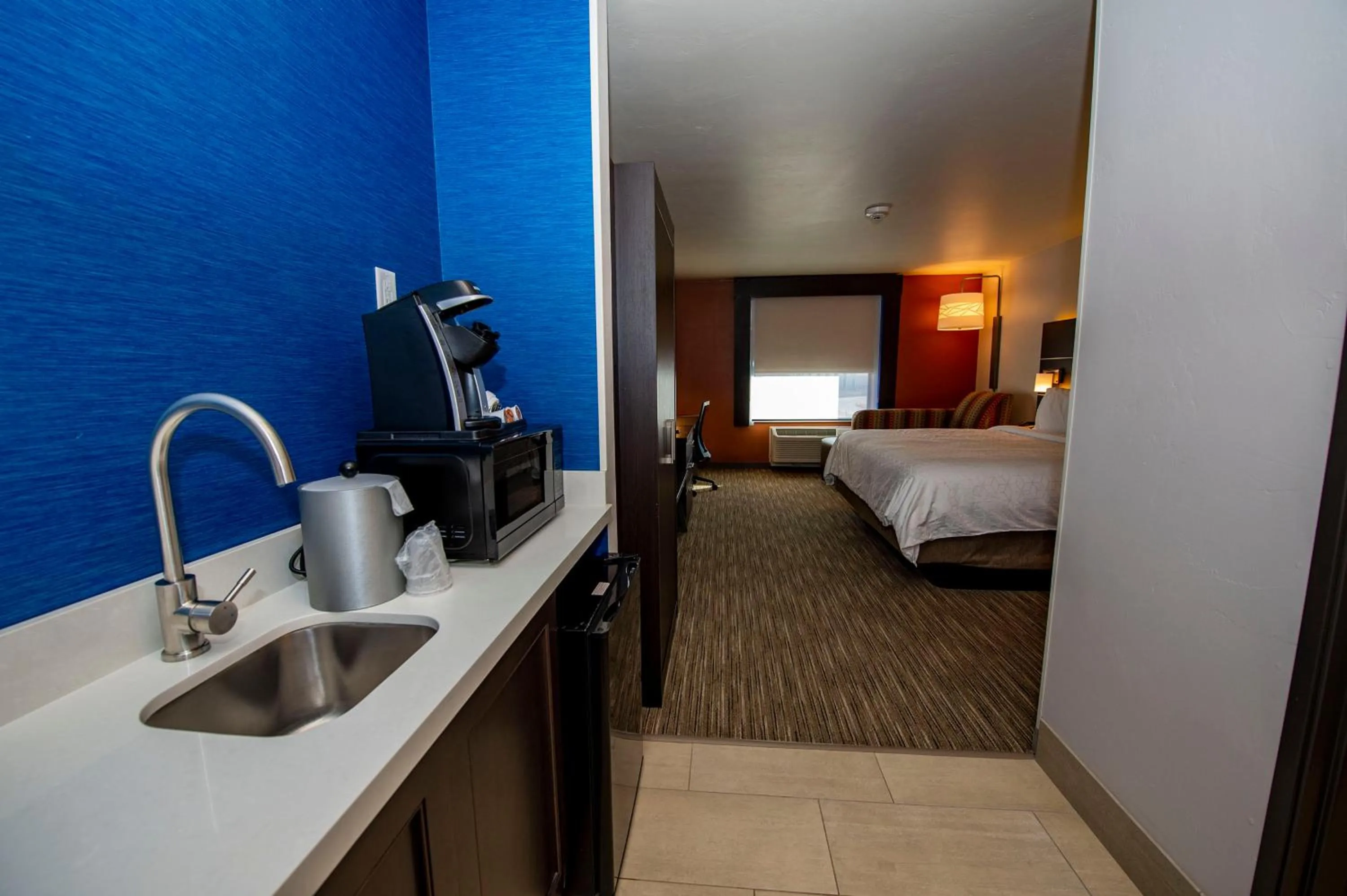 Photo of the whole room, Bed in Holiday Inn Express & Suites - Colorado Springs AFA Northgate by IHG