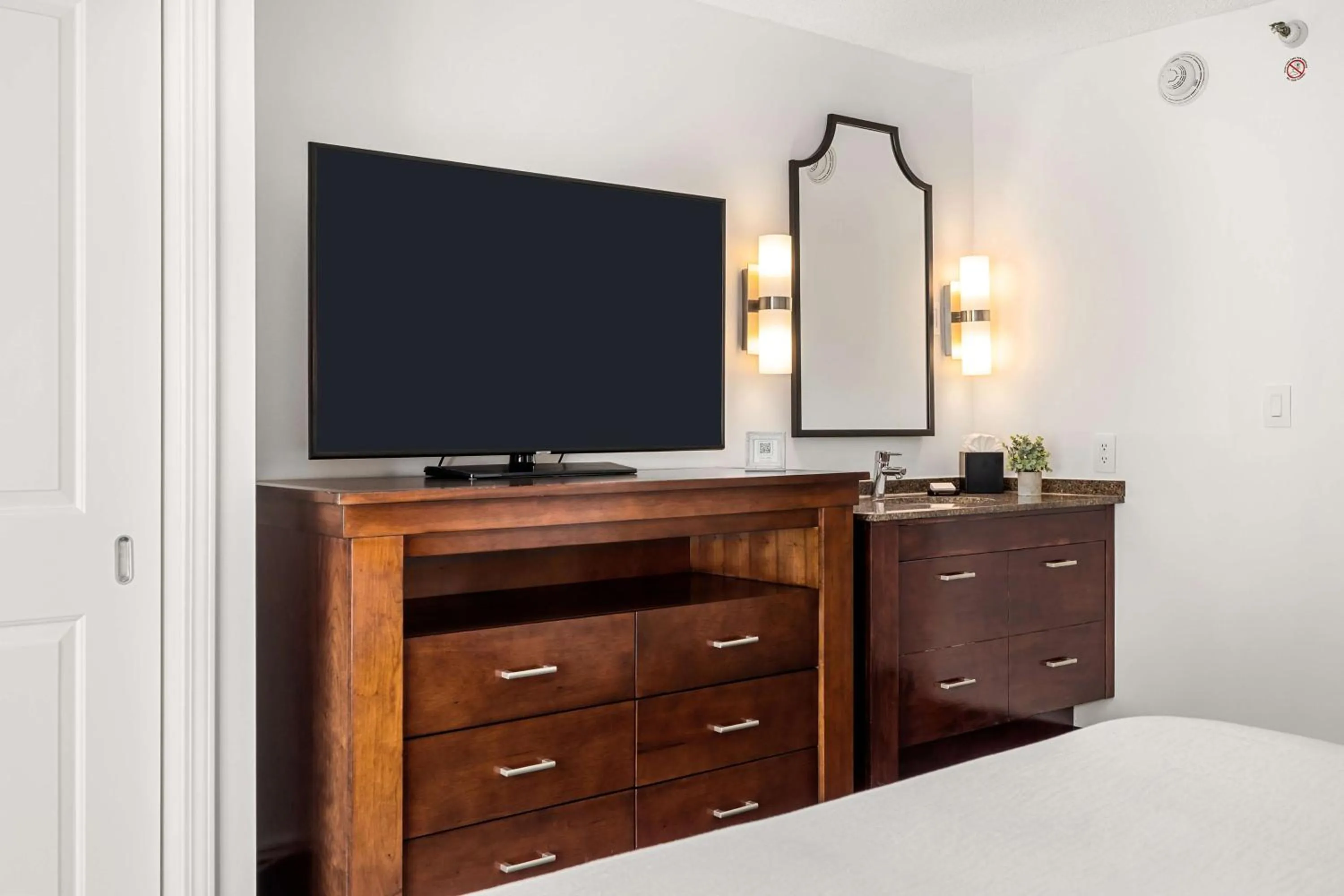 Bedroom, Bed in Embassy Suites by Hilton Los Angeles International Airport South