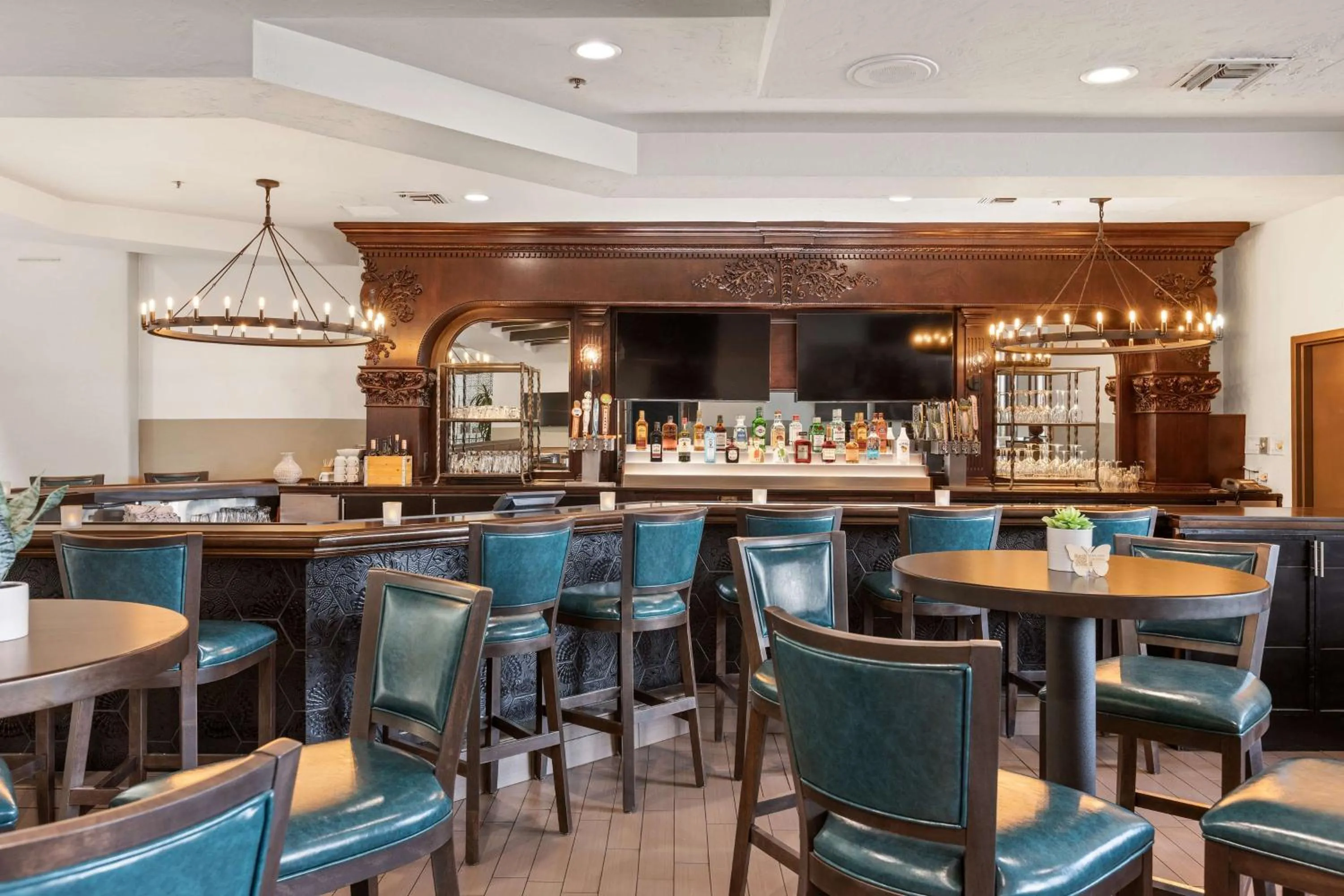 Restaurant/places to eat in Embassy Suites by Hilton Los Angeles International Airport South