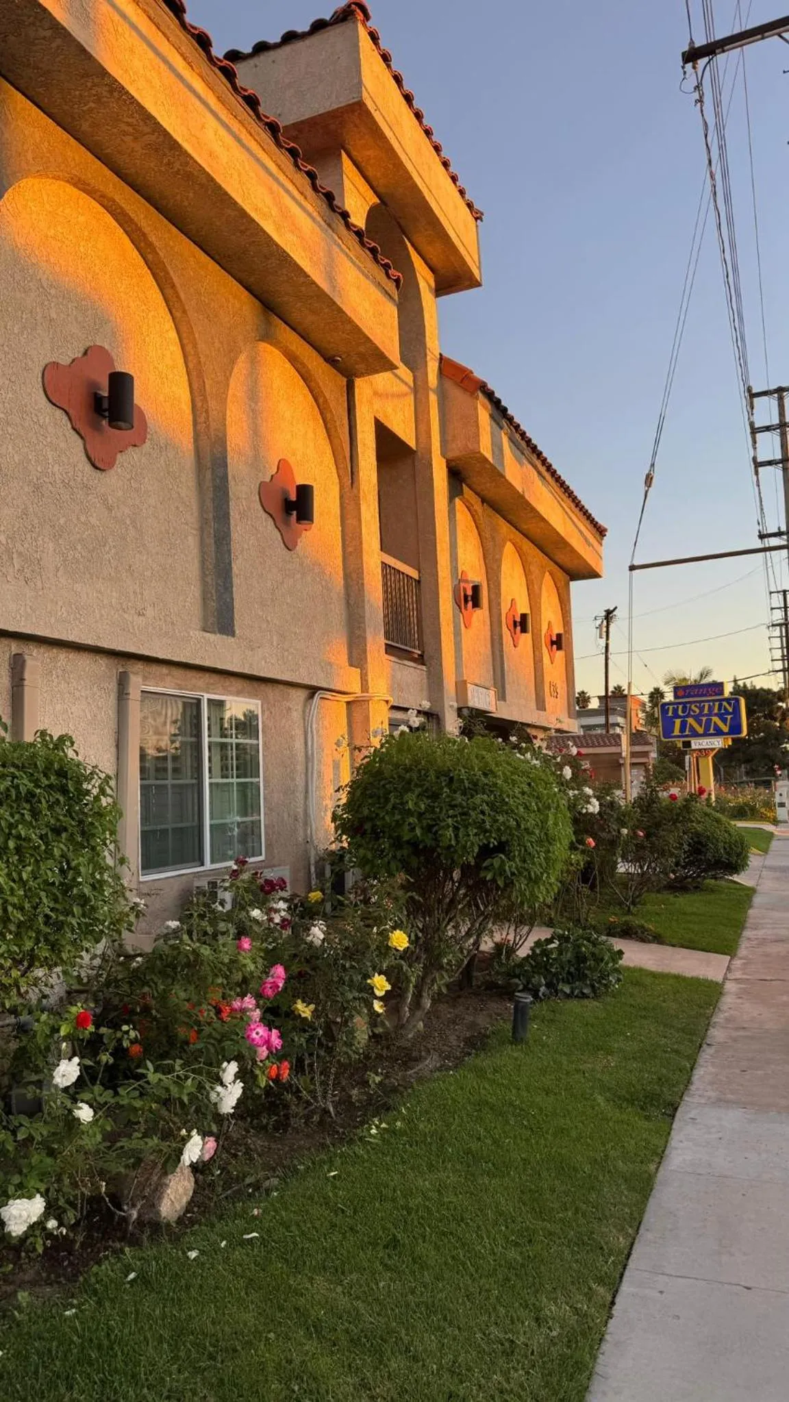 Entertainment in Orange Tustin Inn in Orange