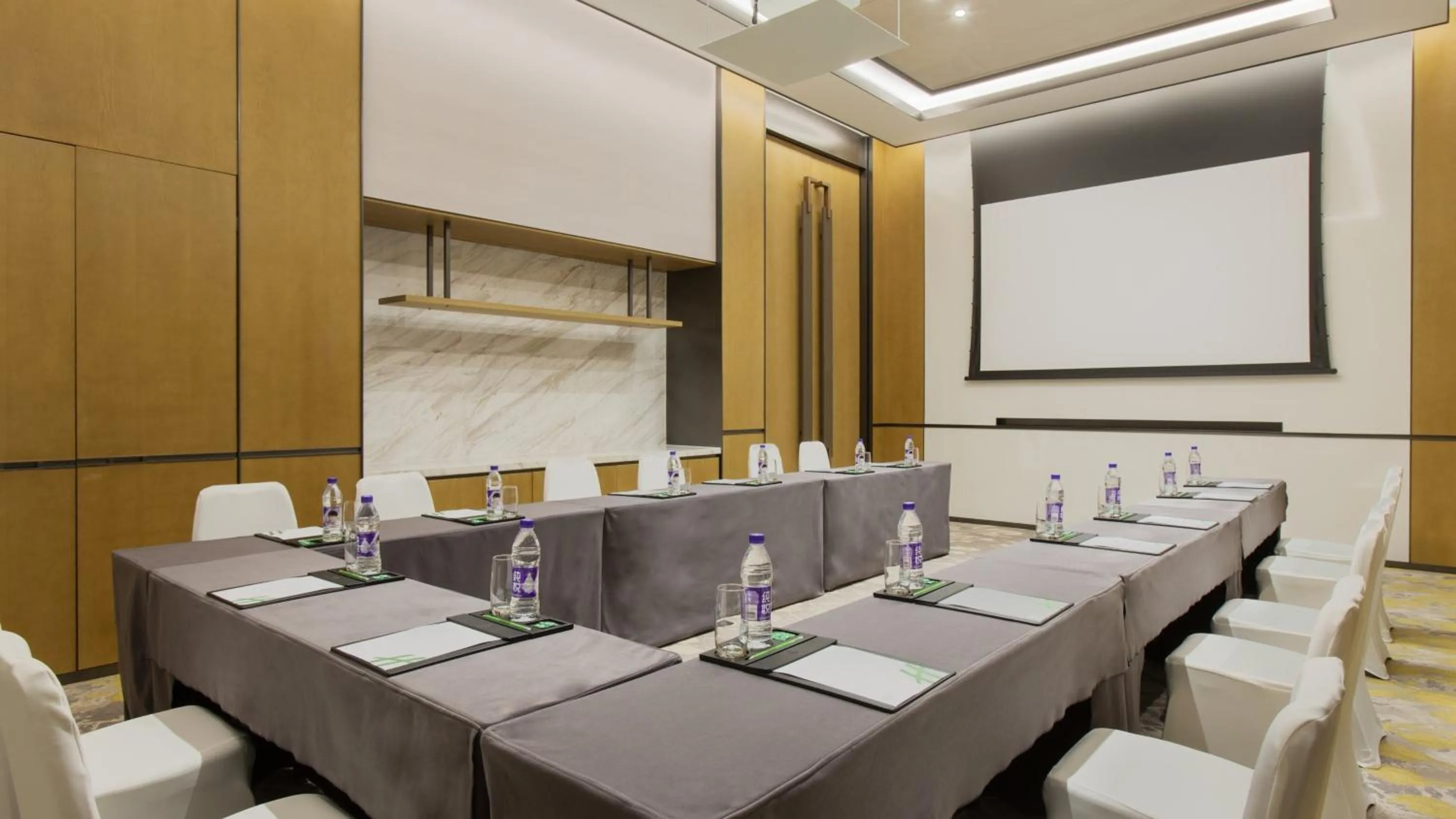 Meeting/conference room in Holiday Inn & Suites Tianjin Downtown, an IHG Hotel