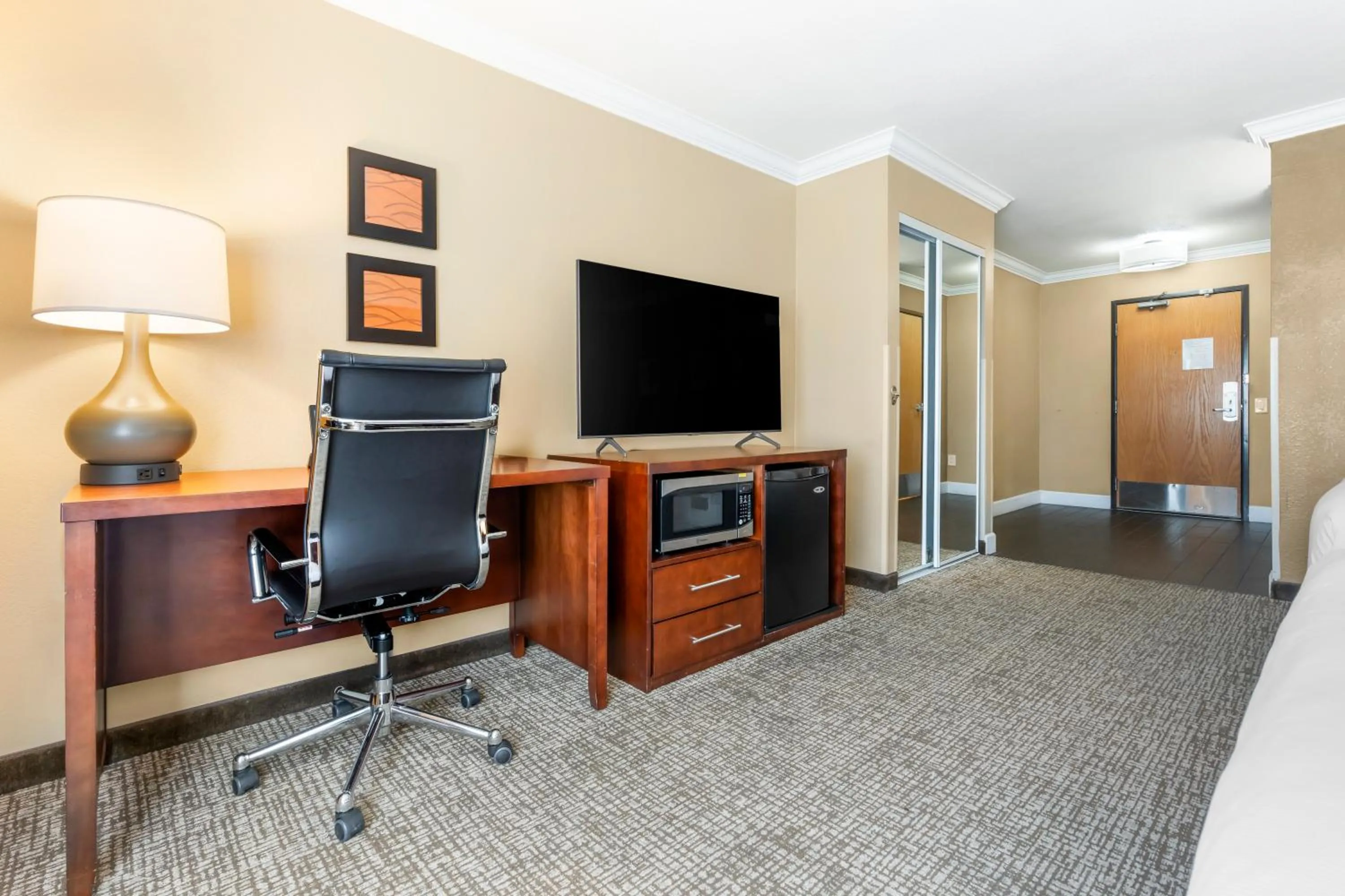 TV and multimedia in Comfort Inn & Suites Redwood Country