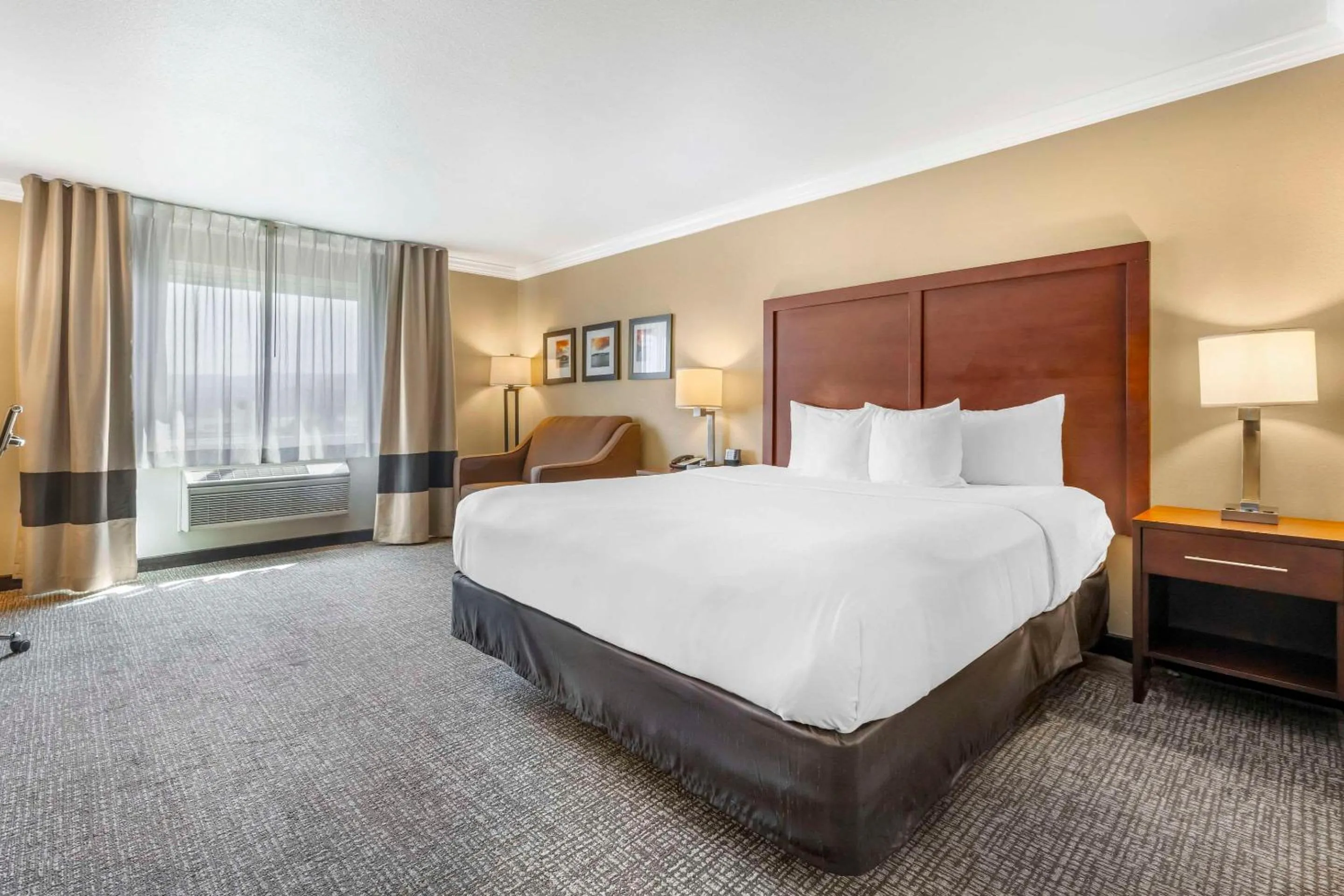 Bedroom, Bed in Comfort Inn & Suites Redwood Country