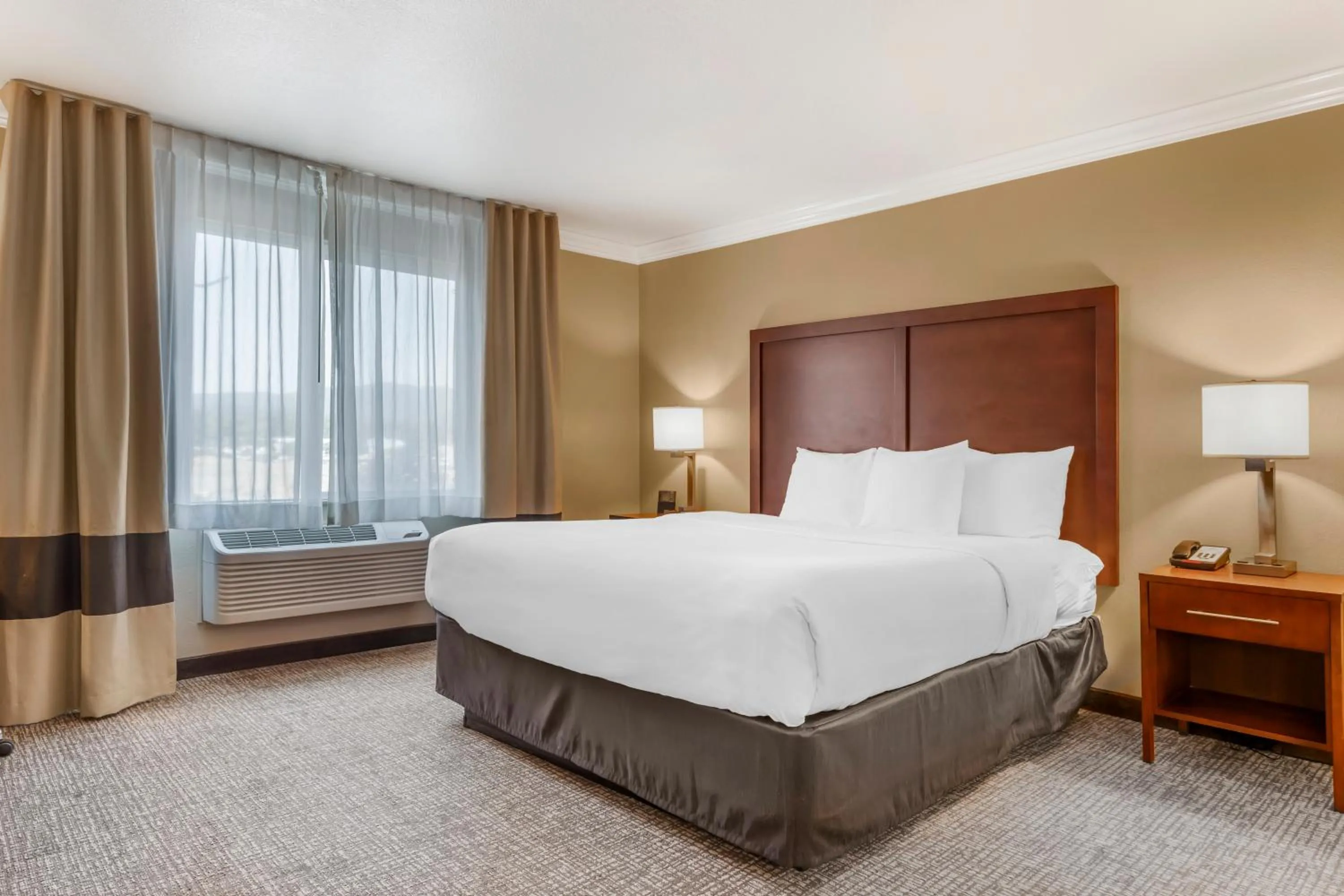 Bed in Comfort Inn & Suites Redwood Country