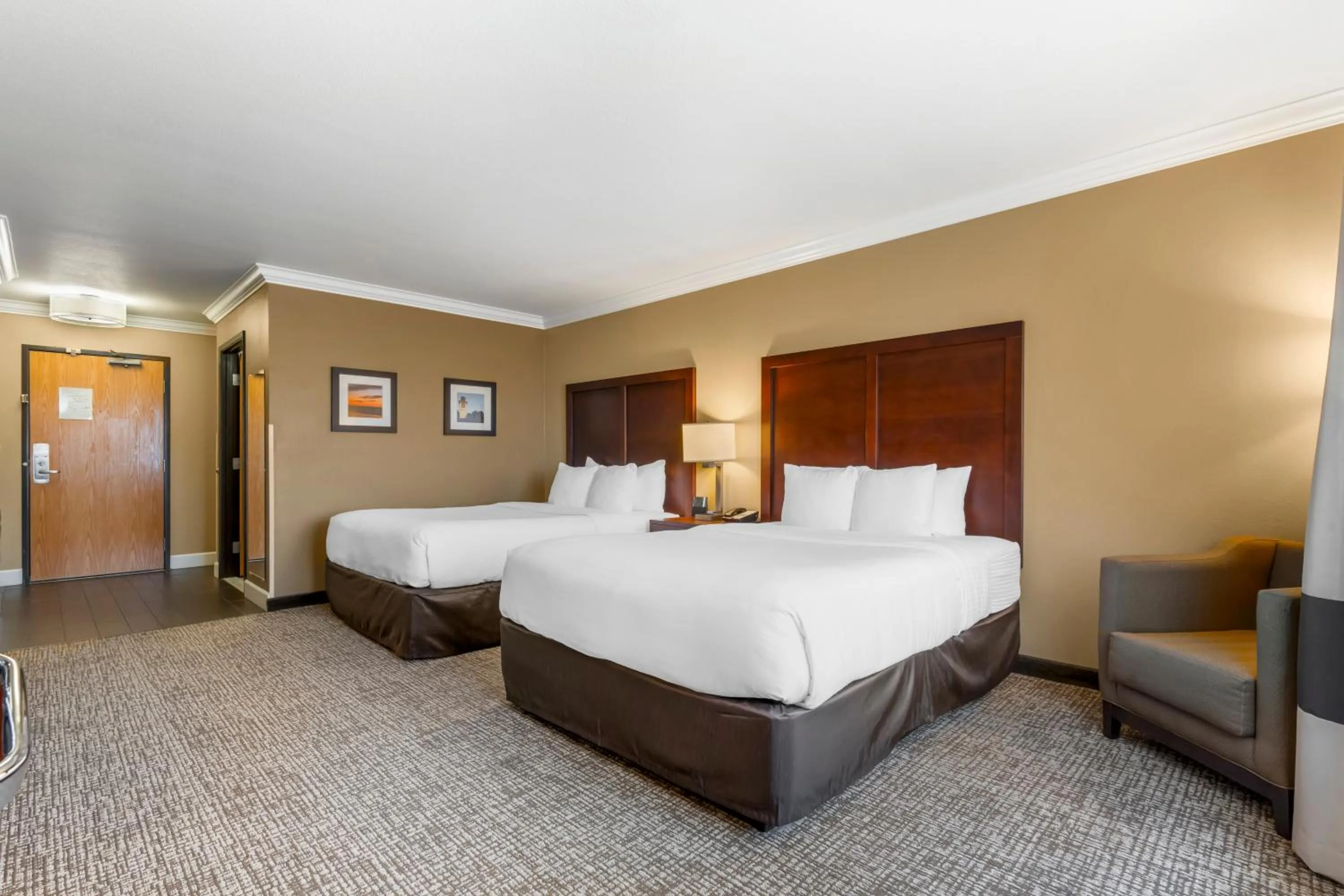 Bed in Comfort Inn & Suites Redwood Country