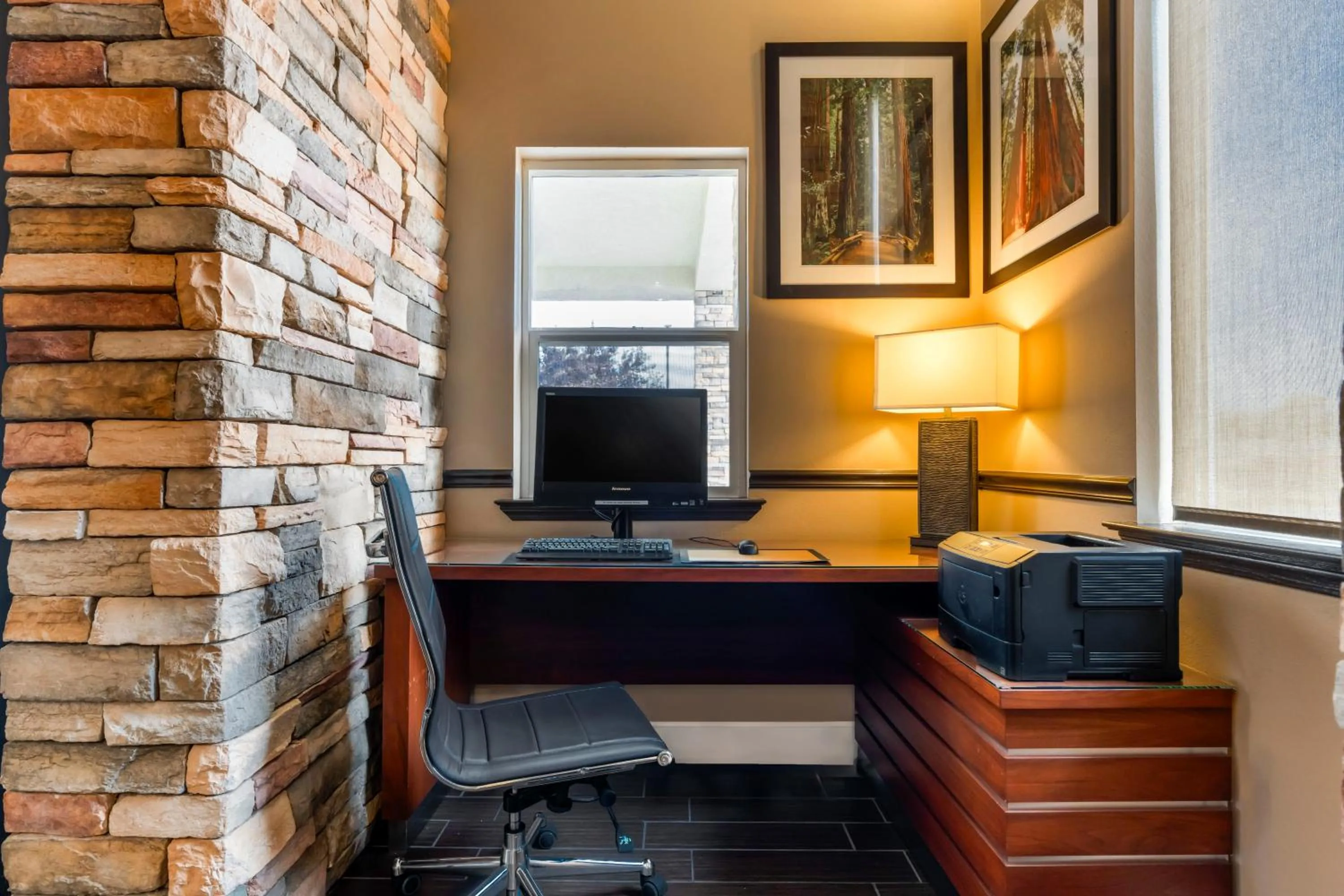 Business facilities in Comfort Inn & Suites Redwood Country