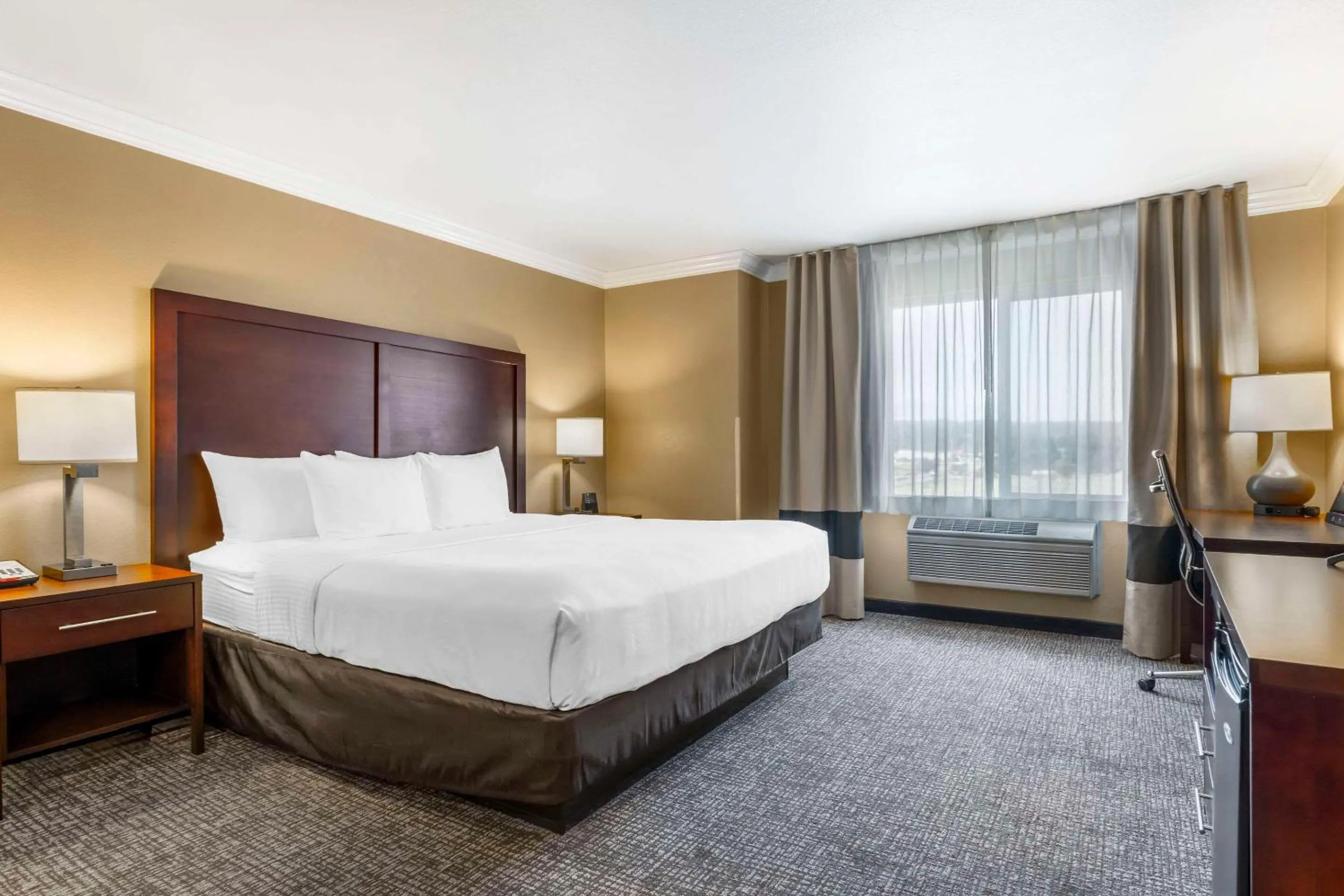 Bedroom, Bed in Comfort Inn & Suites Redwood Country