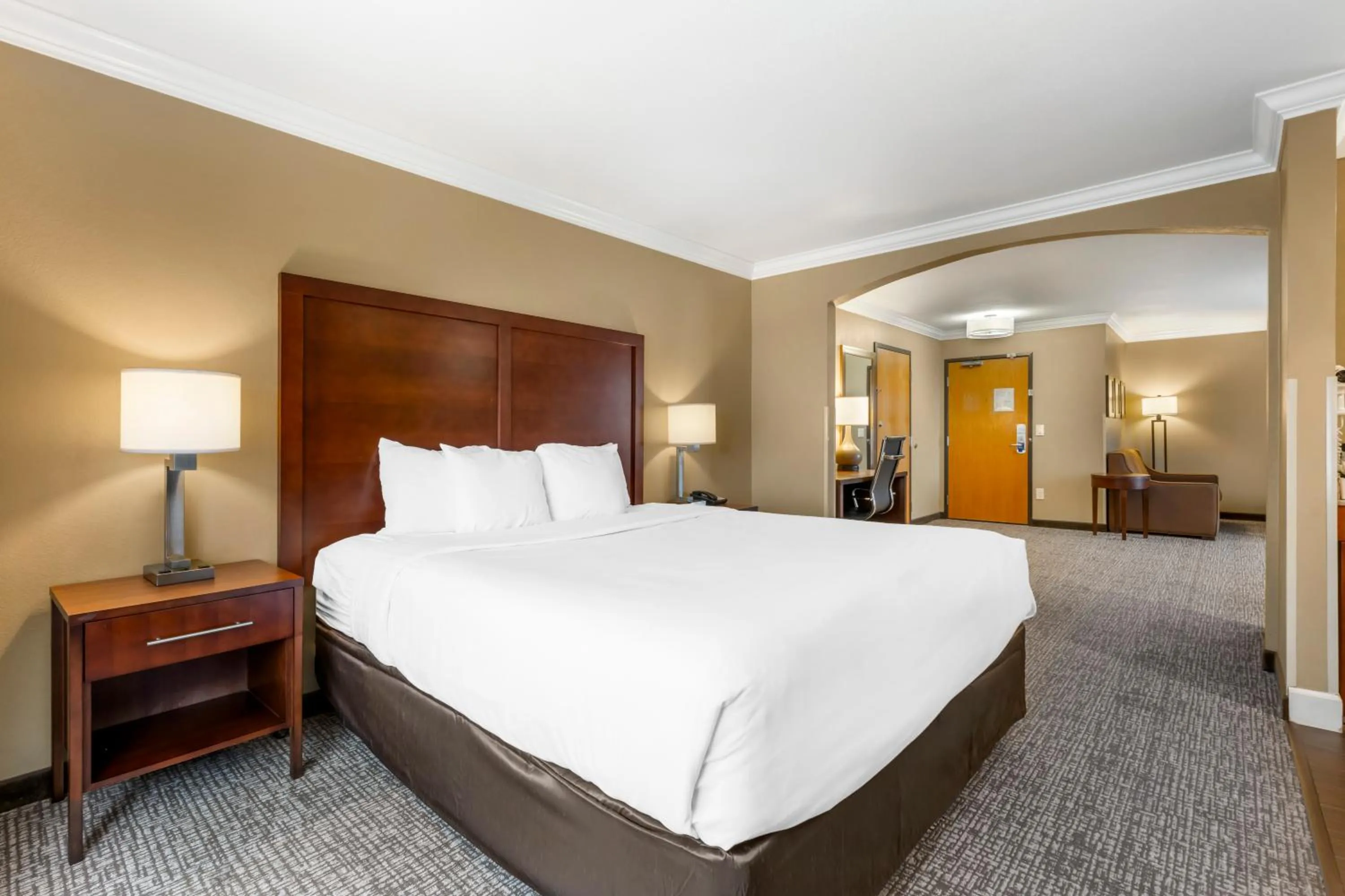 Bed in Comfort Inn & Suites Redwood Country