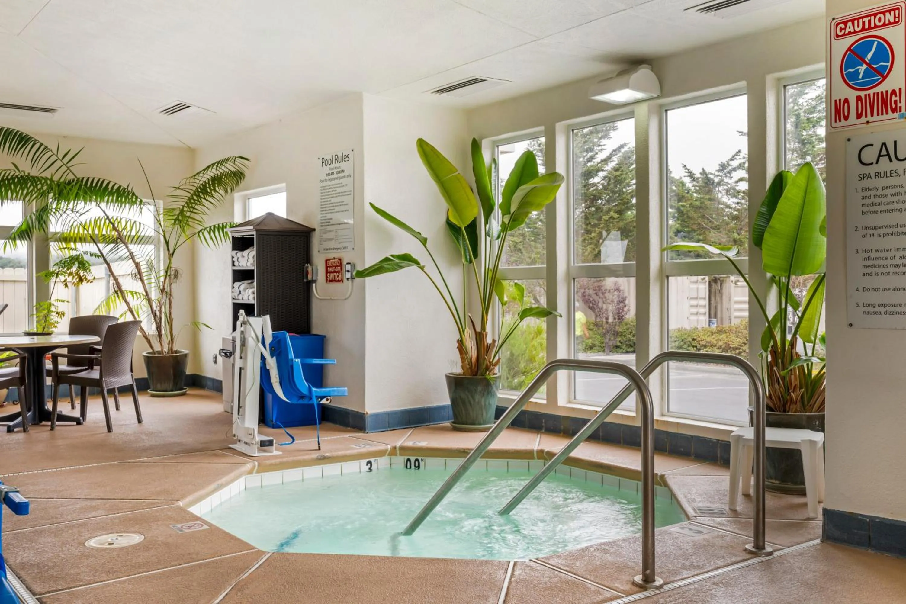 Hot Tub in Comfort Inn & Suites Redwood Country