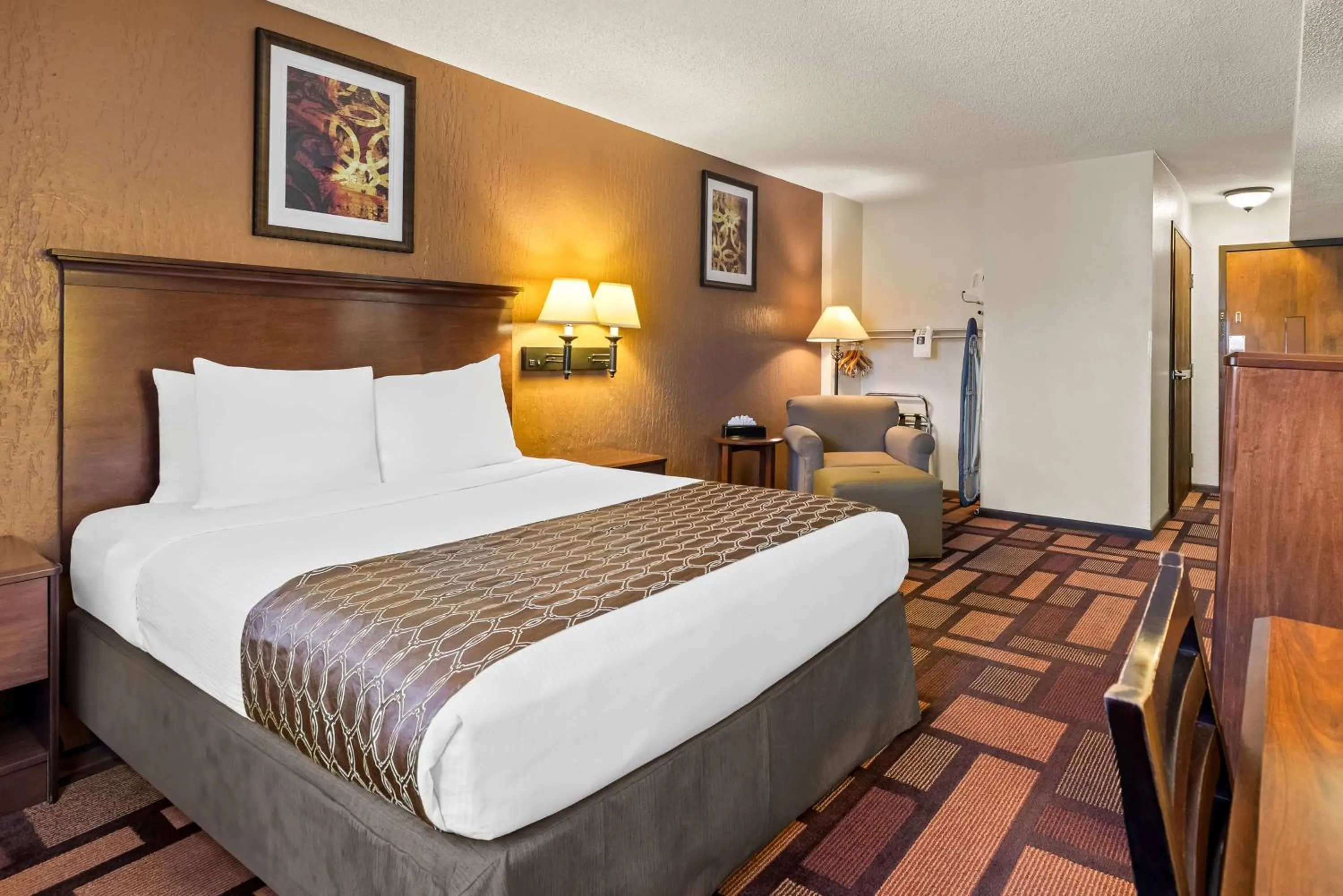 Photo of the whole room, Bed in Best Western Tower West Lodge