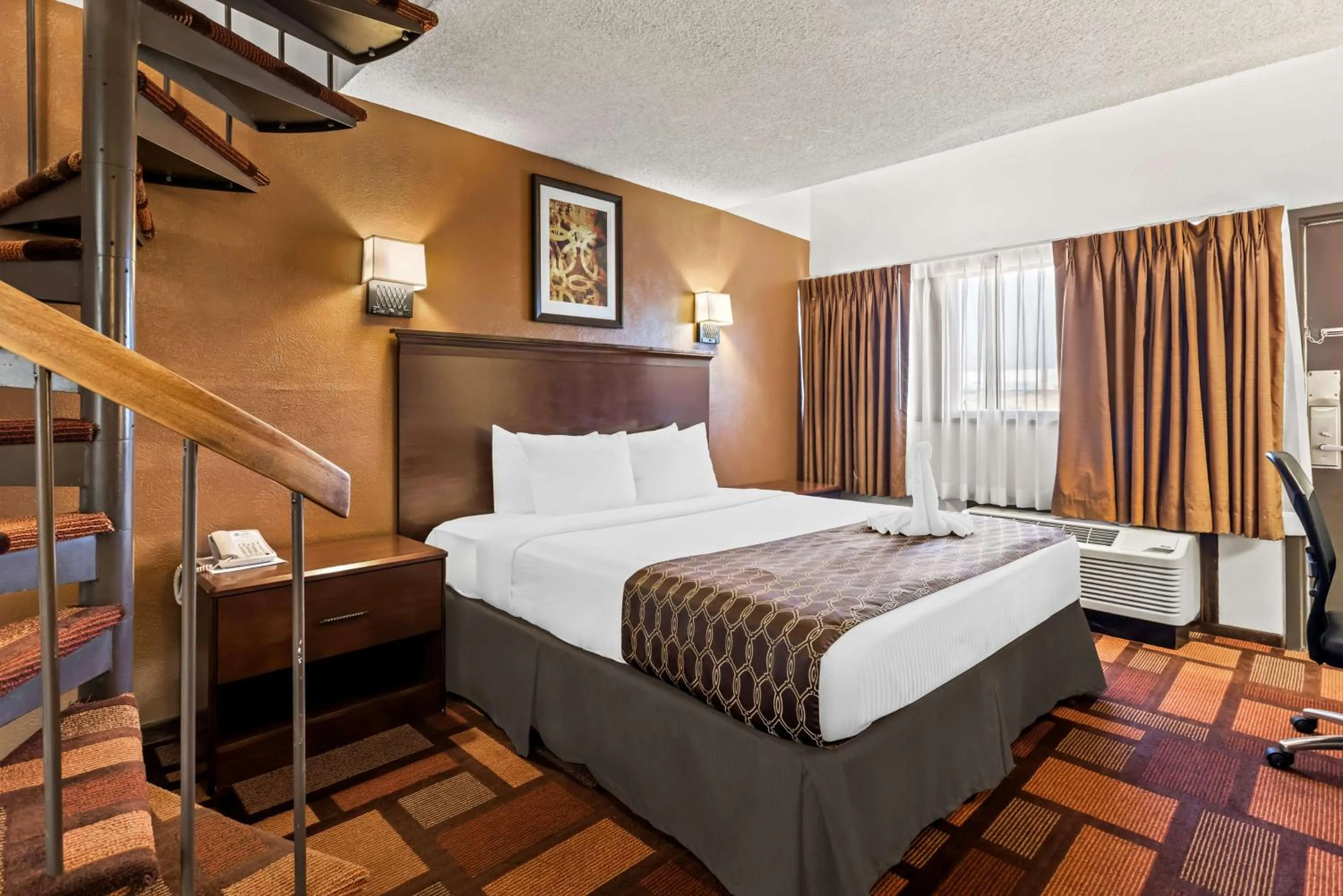 Photo of the whole room, Bed in Best Western Tower West Lodge