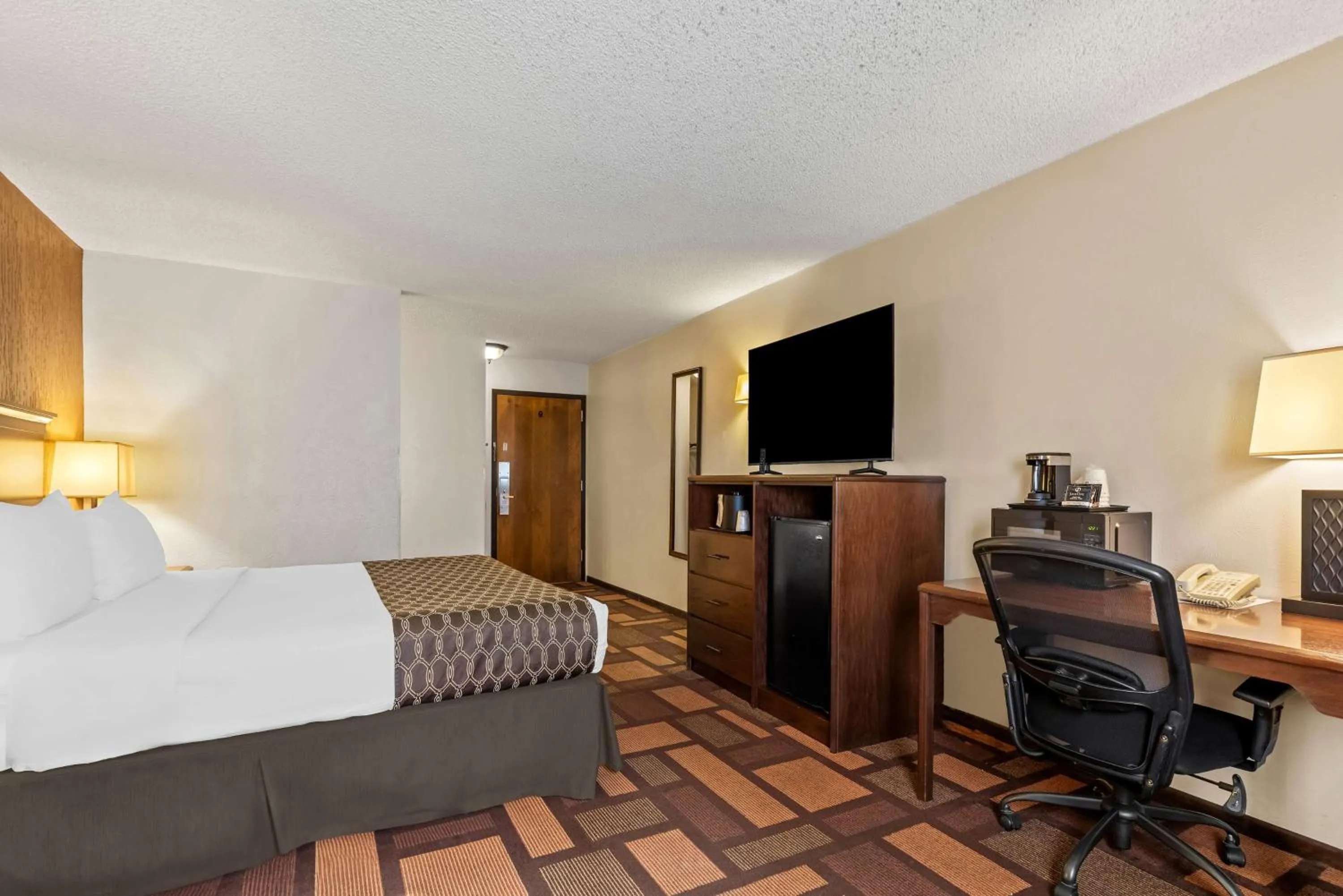 Photo of the whole room, Bed in Best Western Tower West Lodge