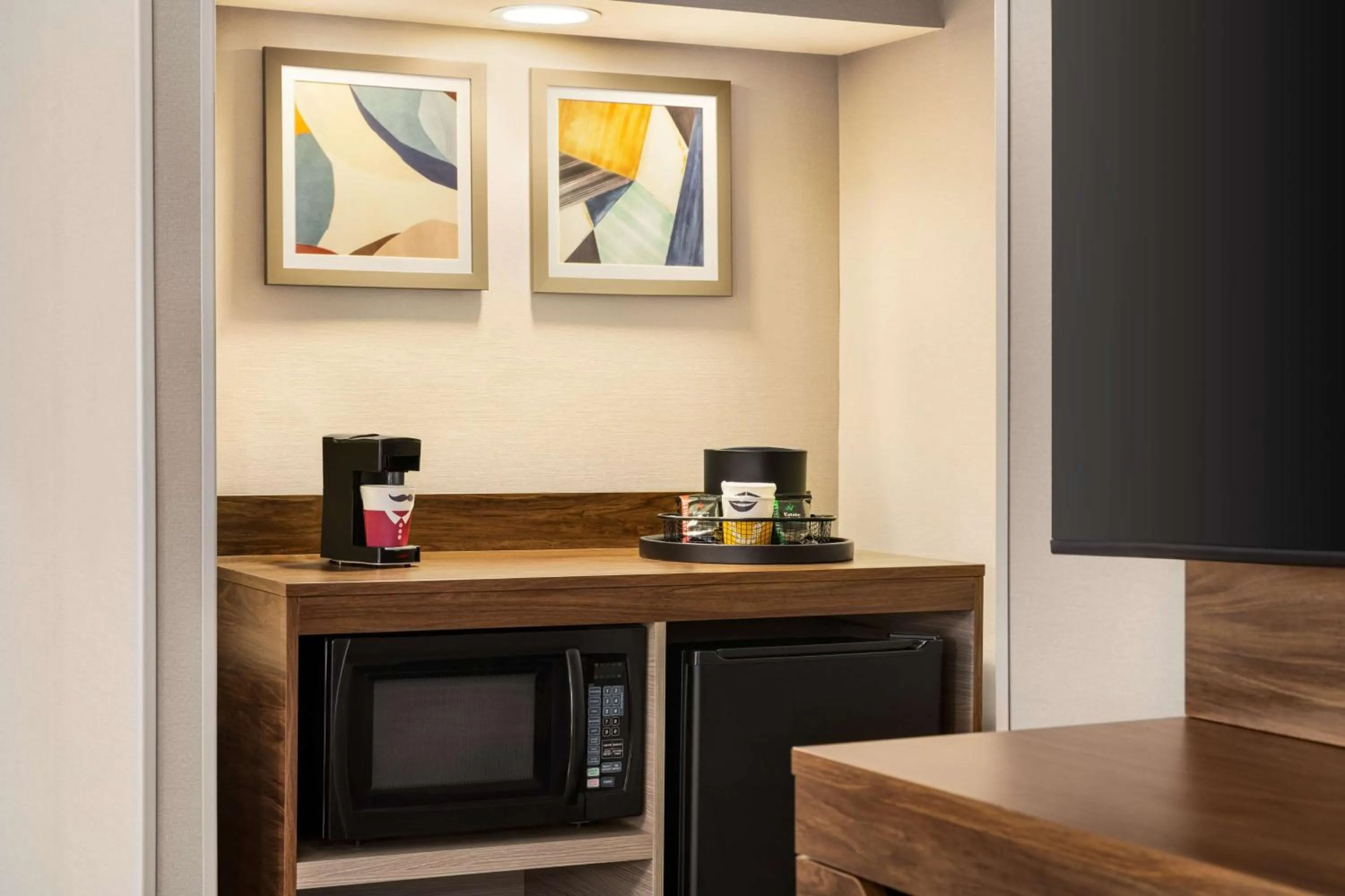 Photo of the whole room in Hampton by Hilton Shelton