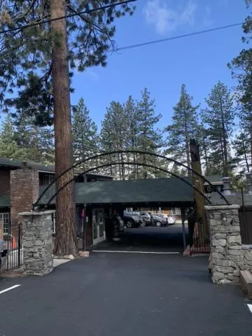 Facade/entrance in Avalon Lodge South Lake Tahoe
