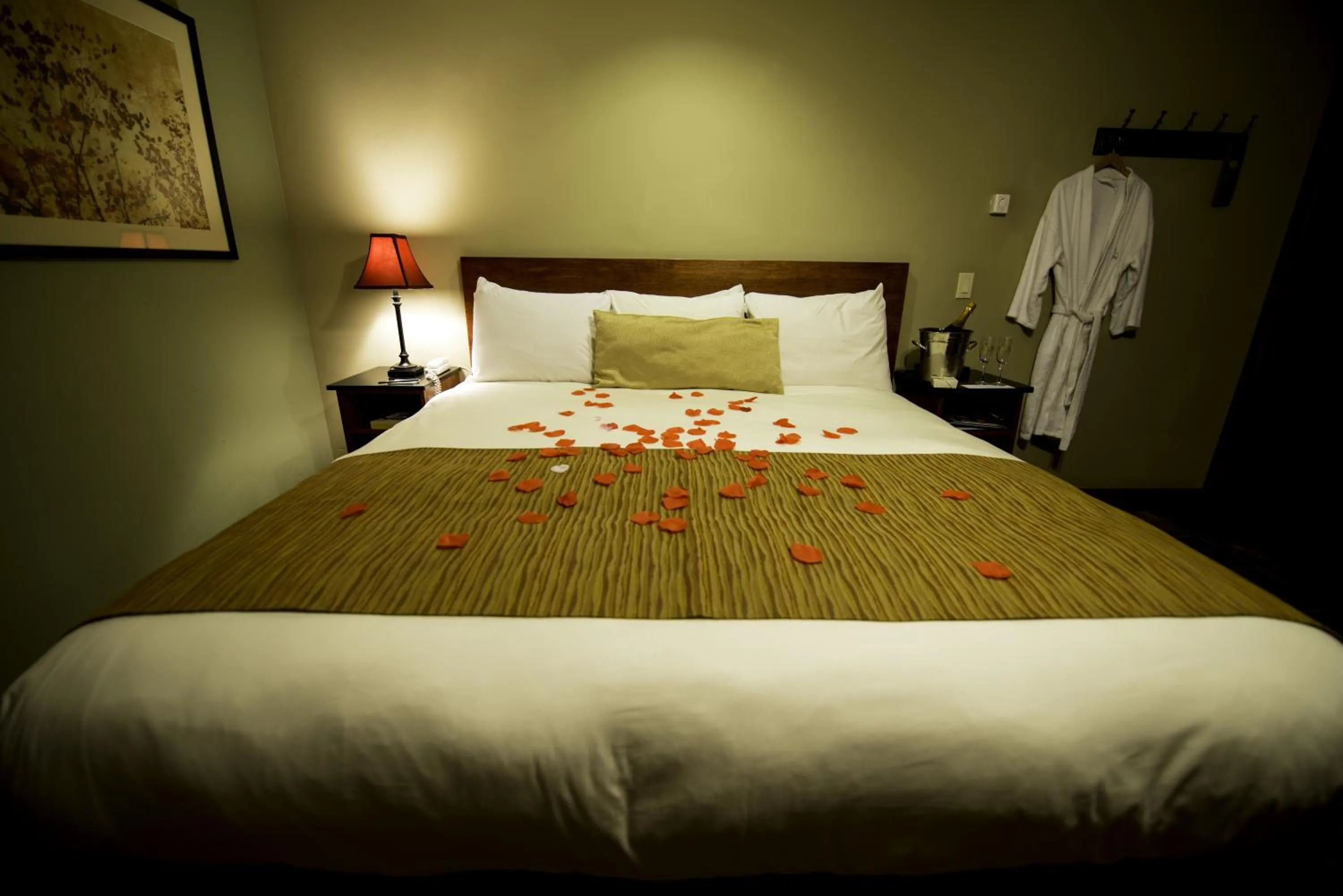 Bed in Avalon Lodge South Lake Tahoe