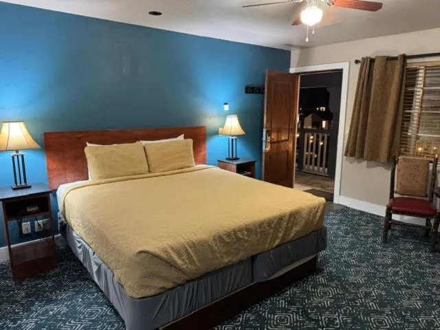 Bed in Avalon Lodge South Lake Tahoe