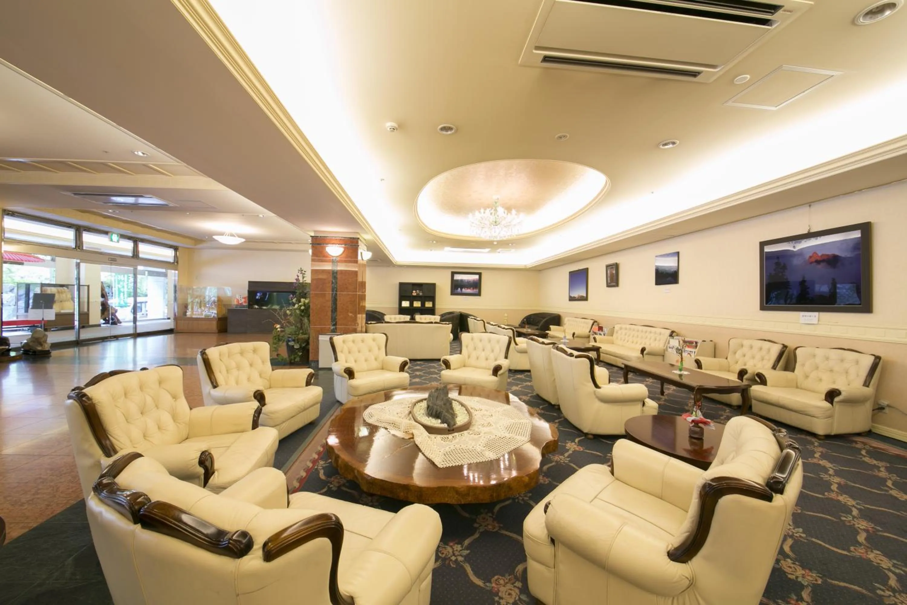 Communal lounge/ TV room in Okuhida Garden Hotel Yakedake