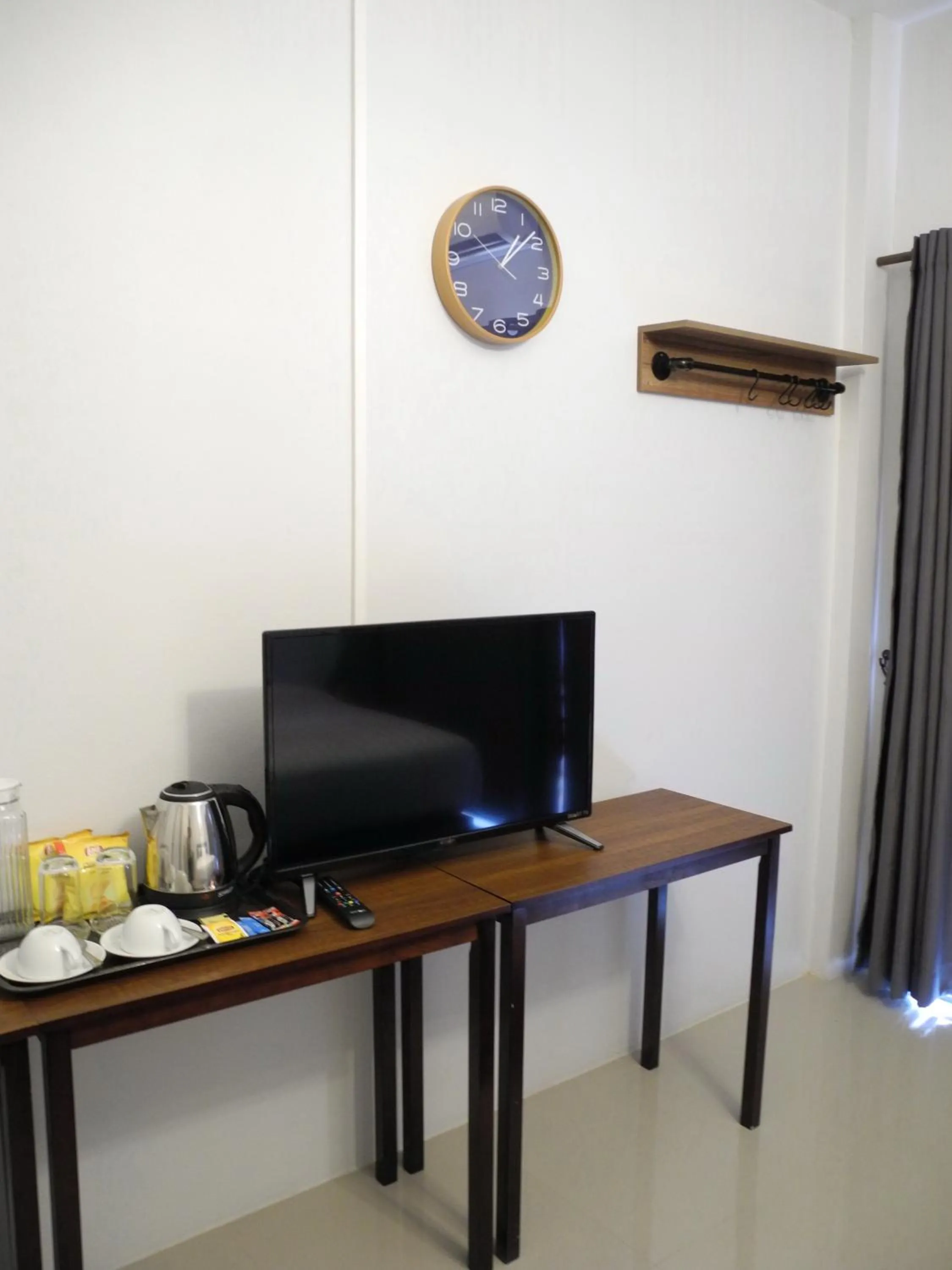 Communal lounge/ TV room in Bann Tawan Hostel Chiang Rai