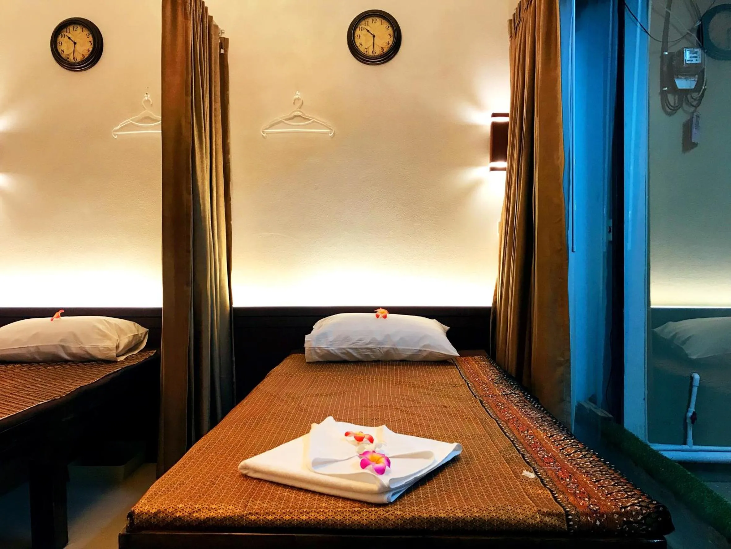 Massage, Bed in Bann Tawan Hostel Chiang Rai