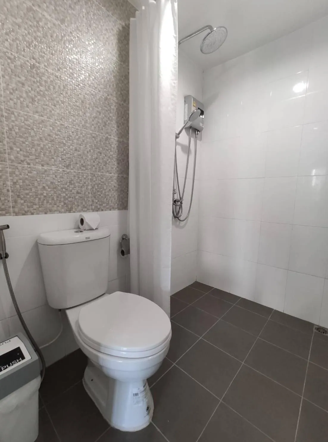 Shower in Bann Tawan Hostel Chiang Rai