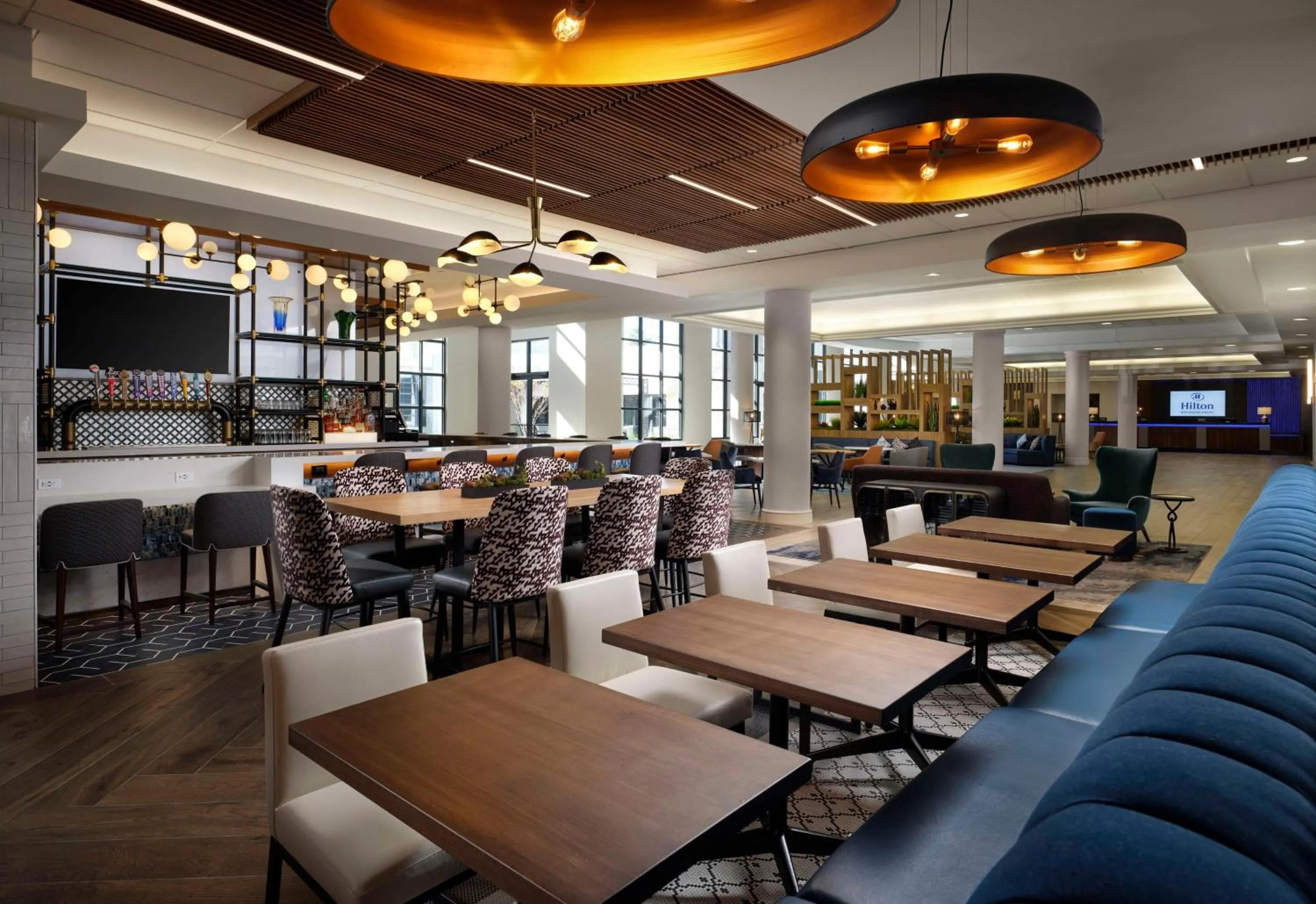 Restaurant/places to eat in Hilton New Orleans Airport