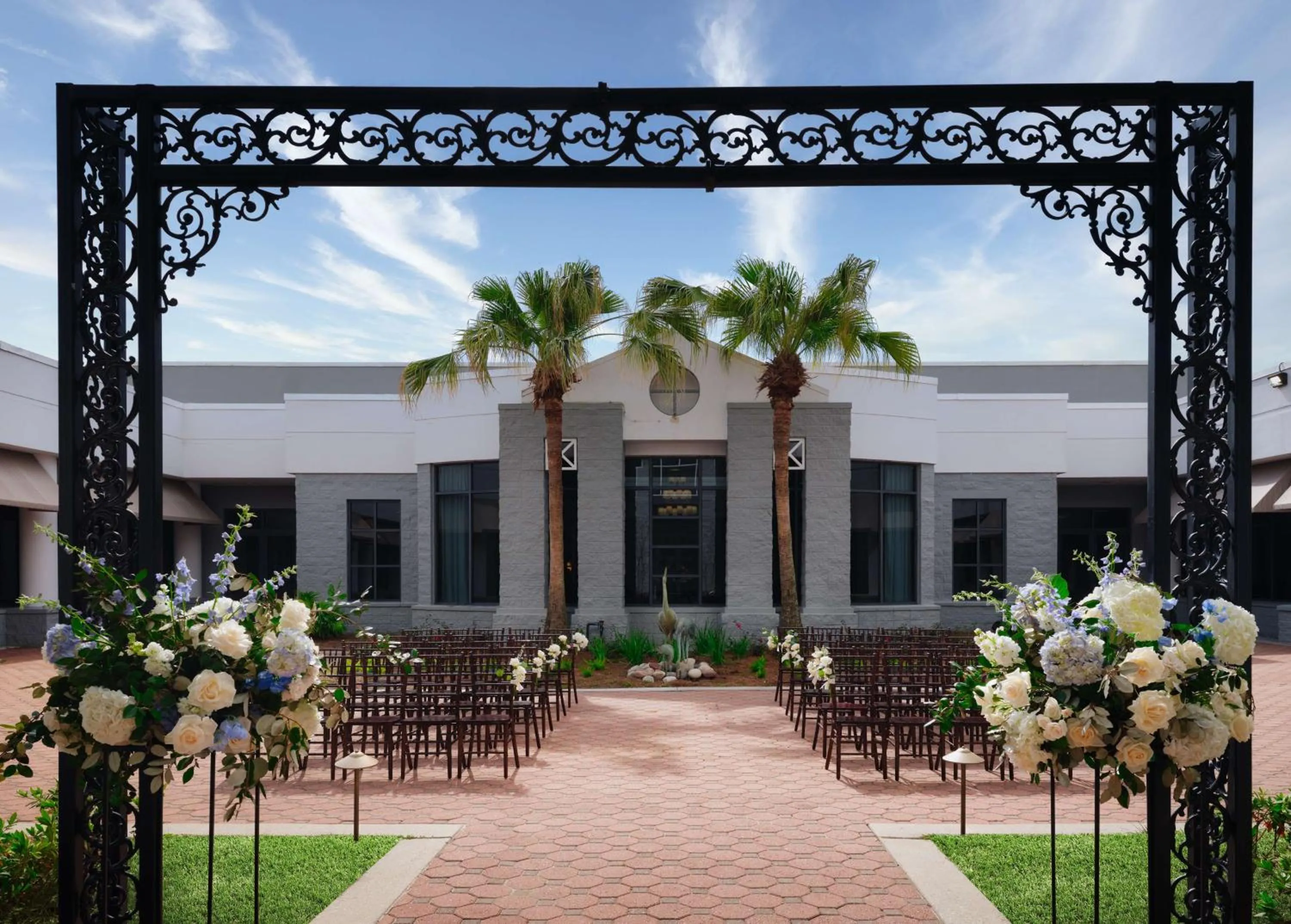 Inner courtyard view in Hilton New Orleans Airport