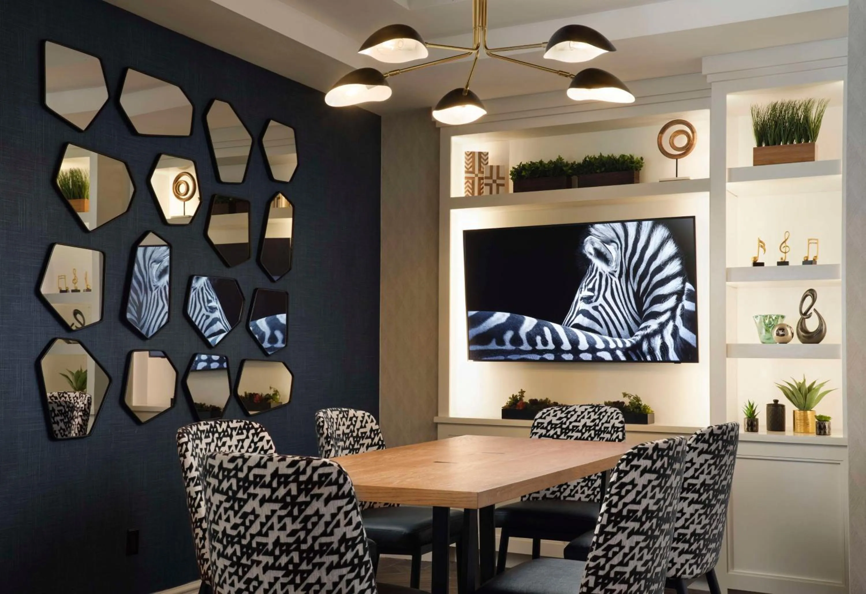 Restaurant/places to eat in Hilton New Orleans Airport