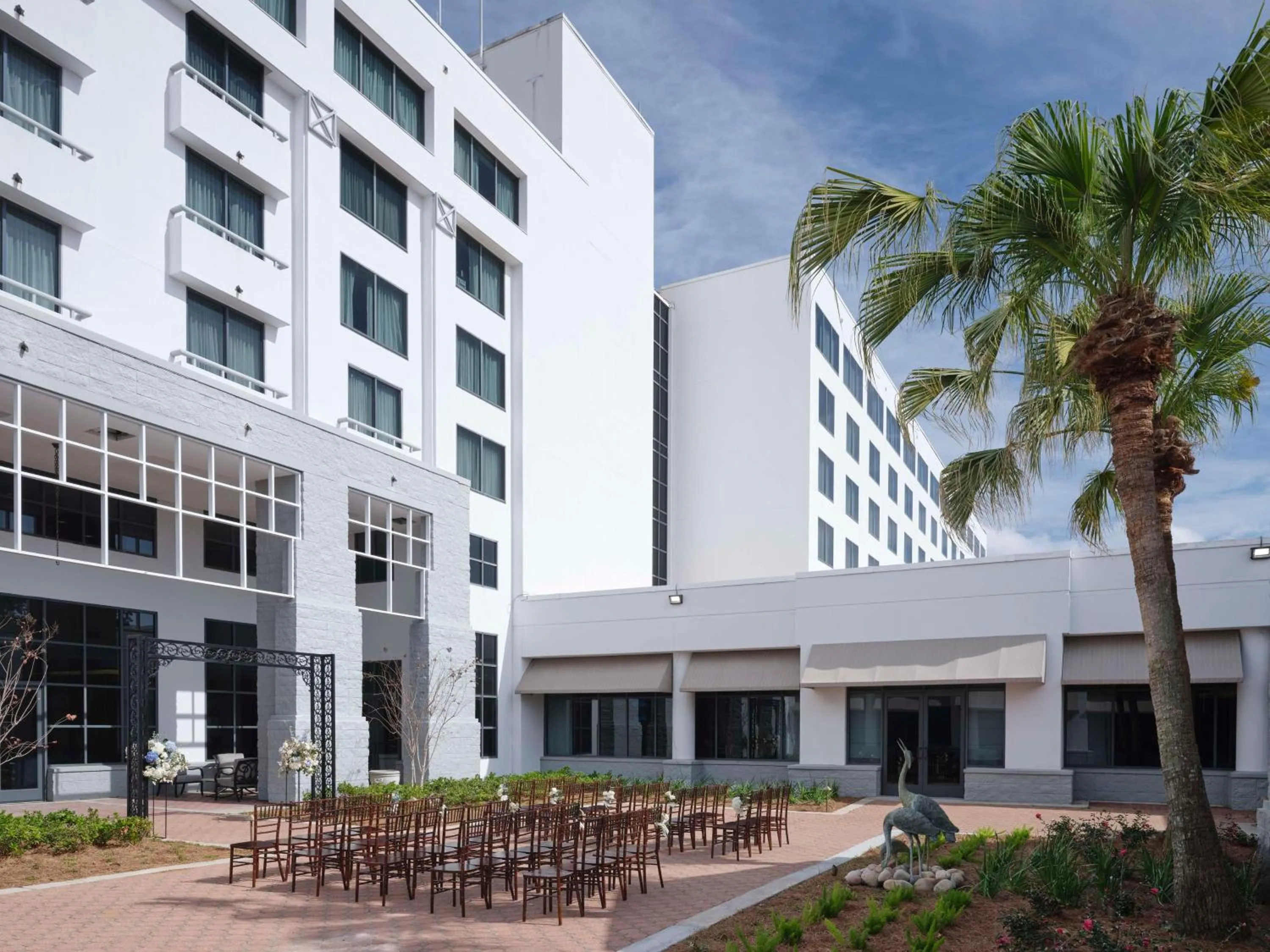 Inner courtyard view in Hilton New Orleans Airport