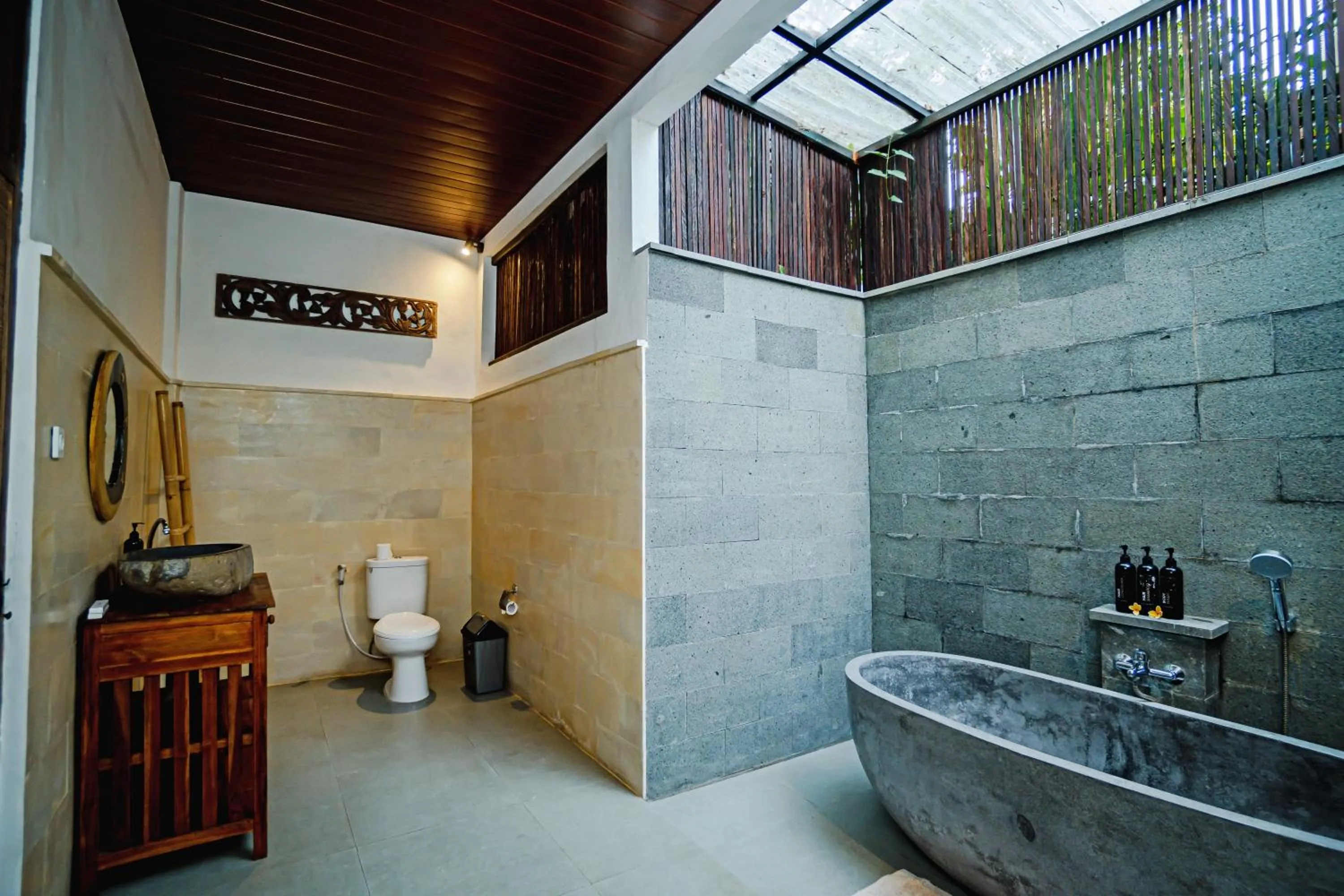 Toilet in Gusde Tranquil Villas by EPS